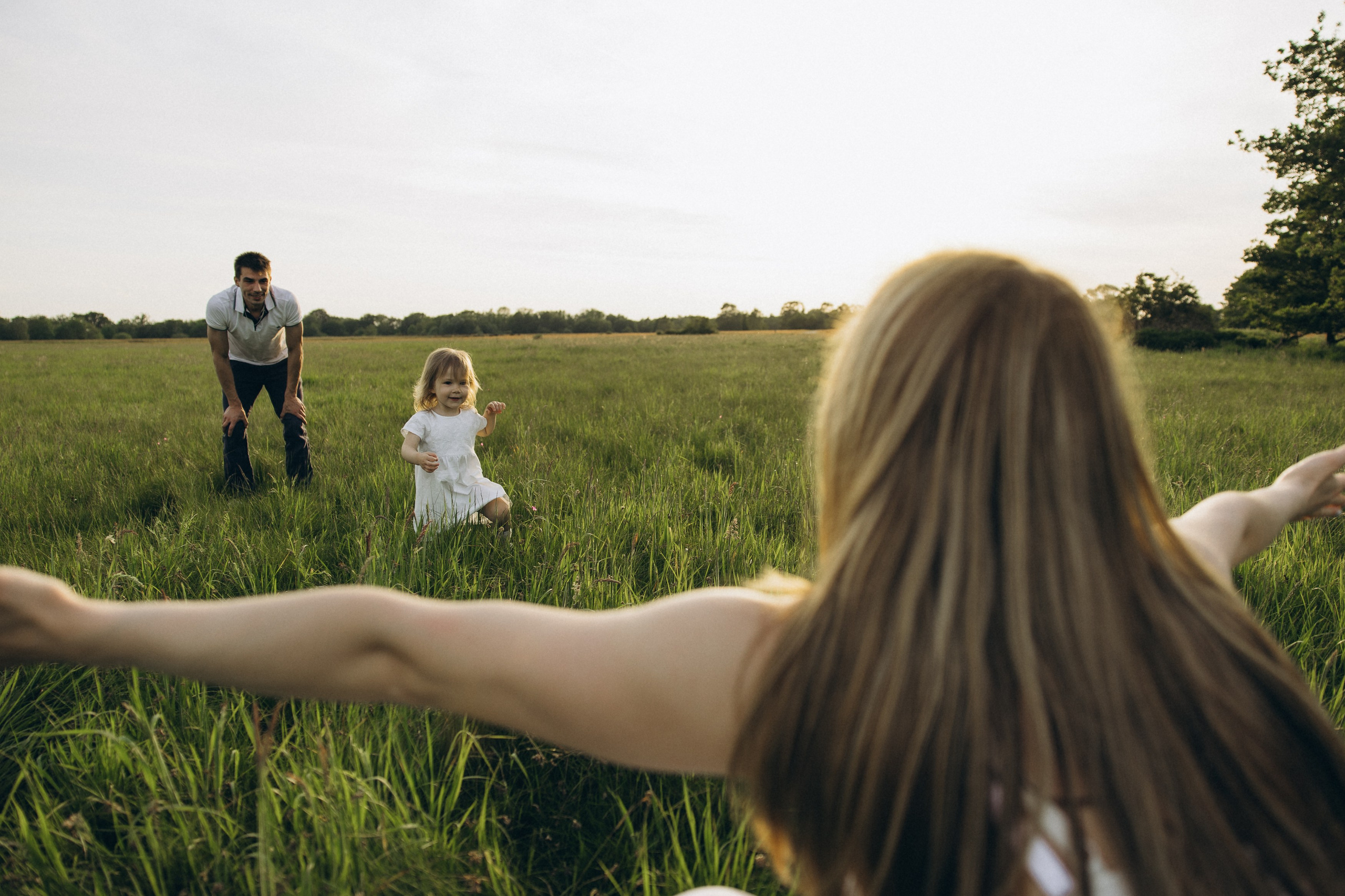 Familienshooting bei Sonnenuntergang. Familien & Hochzeitfotografin Nadja Holzmann
