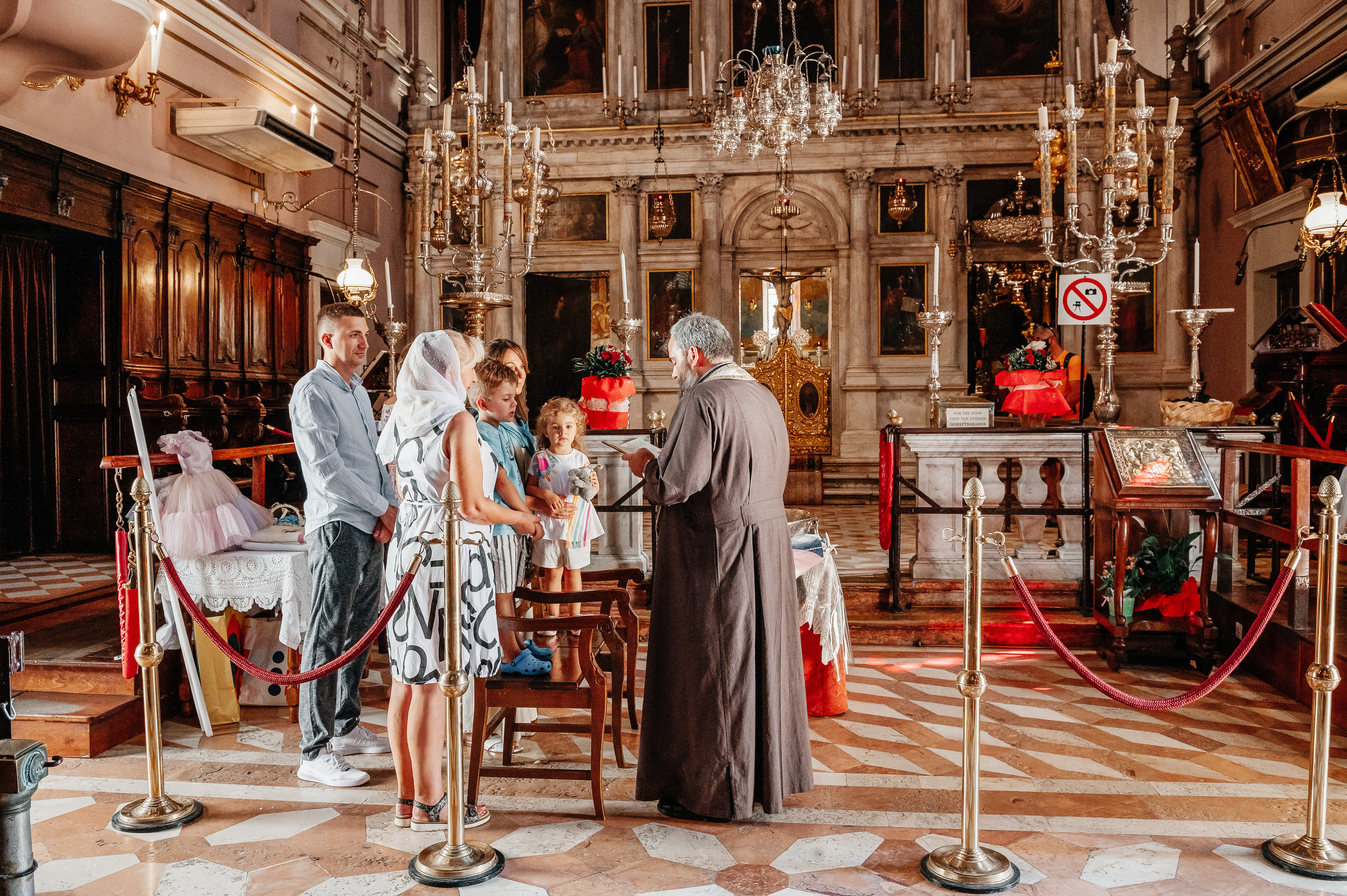 Taufe in St.-Spyridon-Kirche in Korfu, Griechenland. Newbornfotograf Kinderfotograf Ulm Familienfotograf Anastasia Neu-Ulm