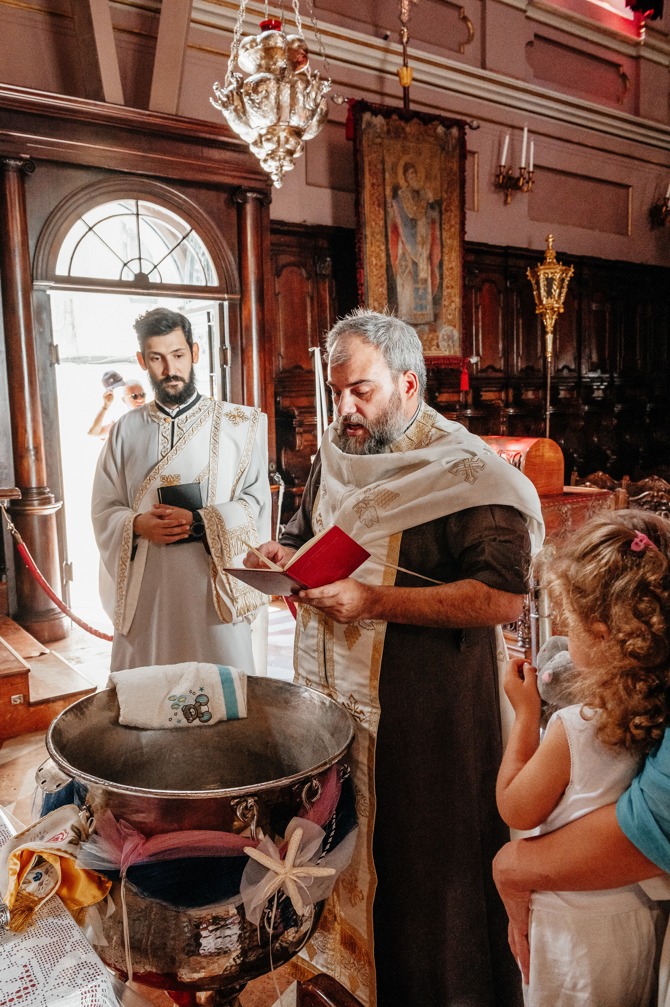 Taufe in St.-Spyridon-Kirche in Korfu, Griechenland. Newbornfotograf Kinderfotograf Ulm Familienfotograf Anastasia Neu-Ulm