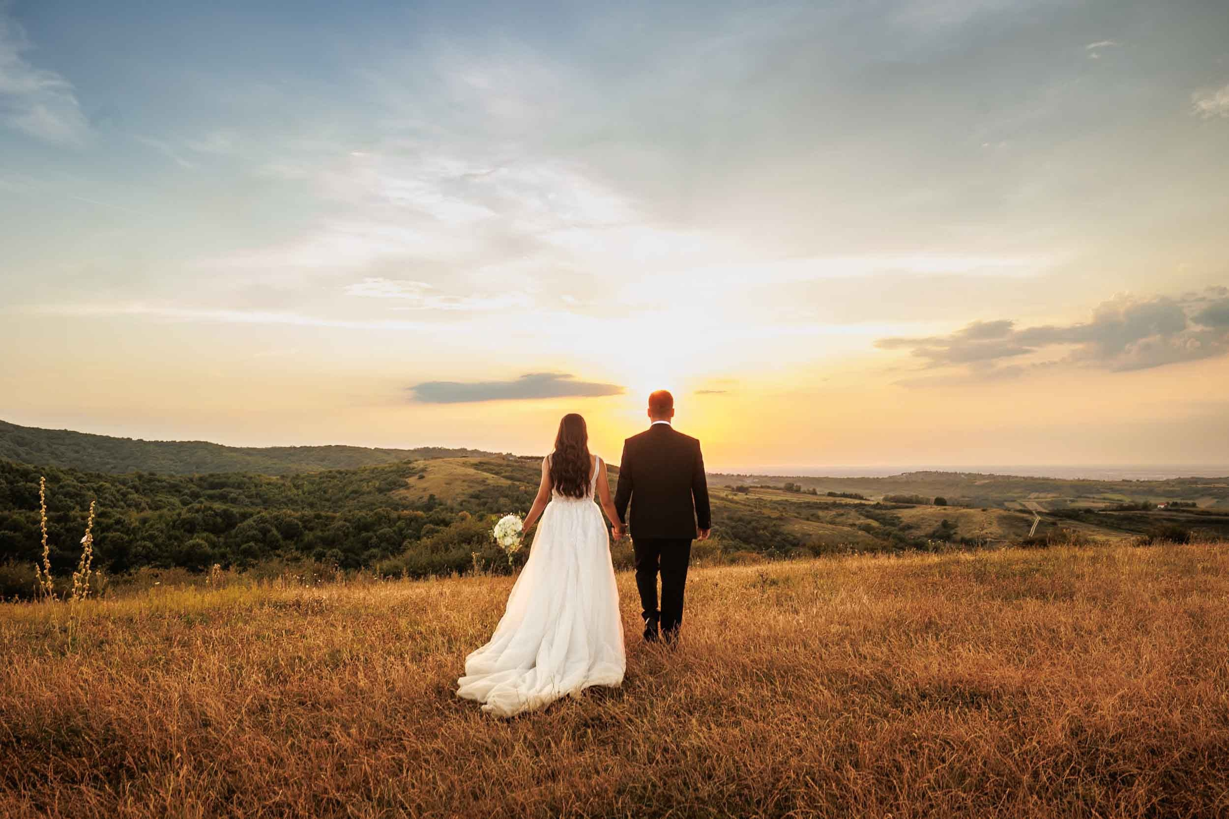 Romantična šetnja mladenaca prema zalasku sunca - predivni prirodni tonovi umetničke fotografije