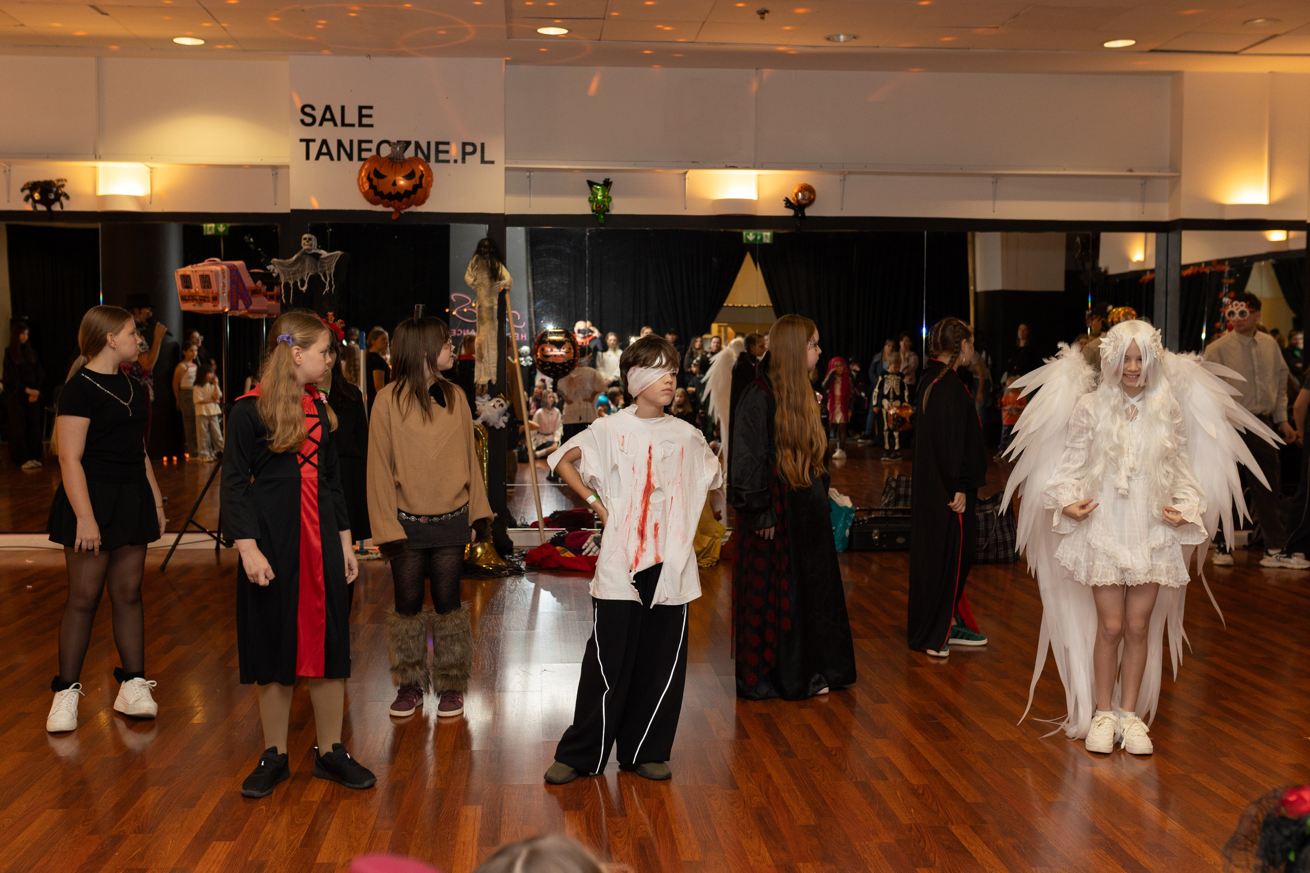 Leo dance studio Helloween 2025. Семейный и детский фотограф в Варшаве Мила Бобровская