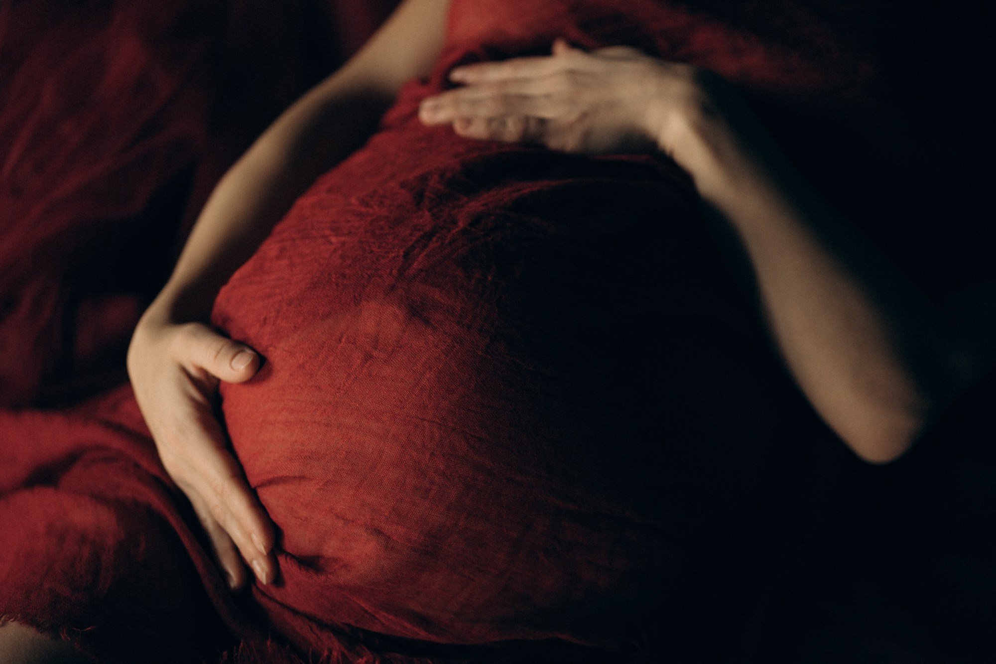 Крупный план рук на животе — фотосессия беременности, трогательные детали и ожидание чуда