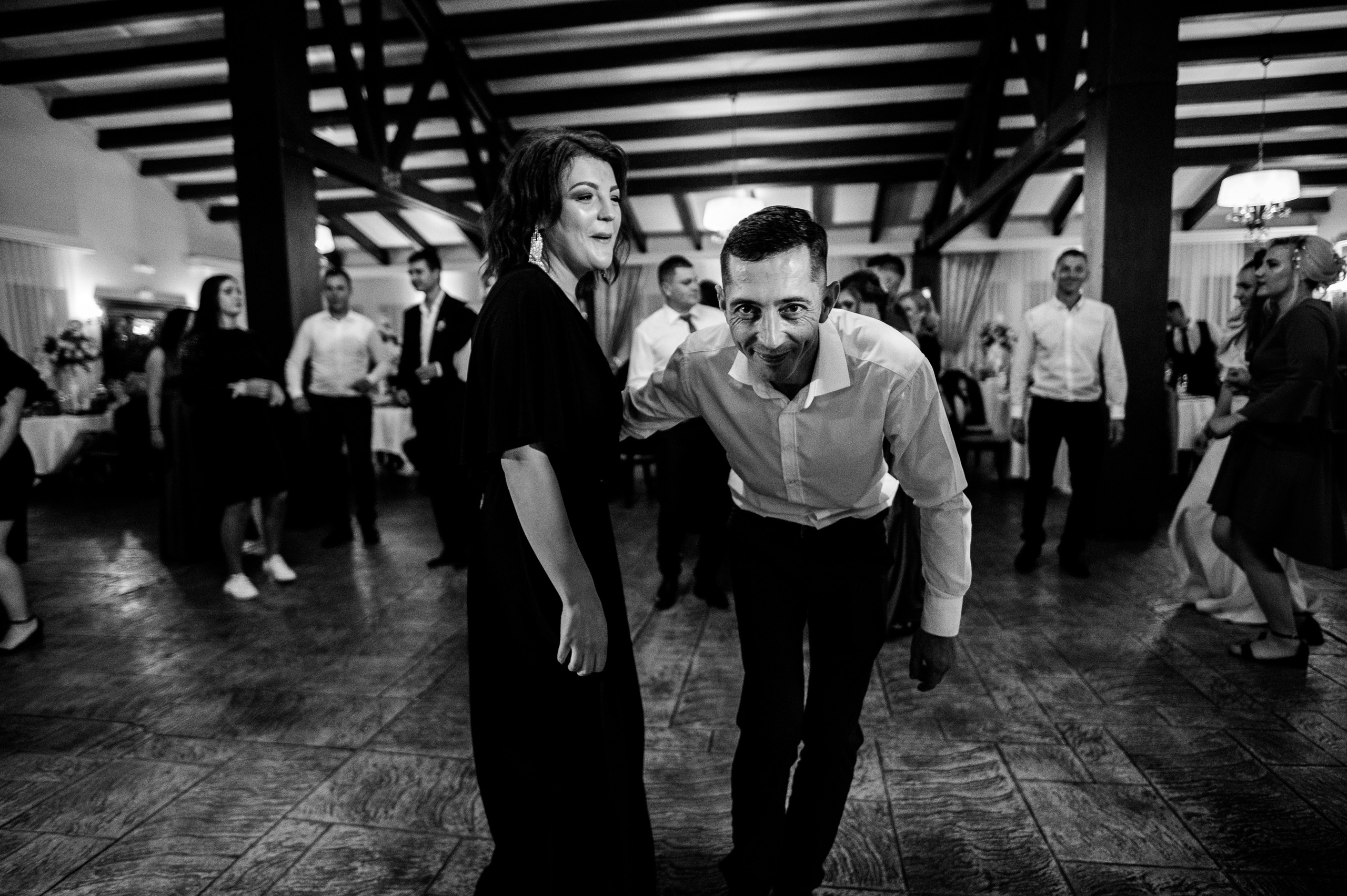 Fotograf profesionist de nuntă. Cu o abordare creativă și tehnici unice, spunem povestea voastră prin imagini pline de iubire și naturalețe. Descoperă arta fotografiei de nuntă . Fotograf Iasi, fotograf de nunta Suceava. Fotografii de nuntă. Pachet fotografii de nuntă. Fotograf Iasi, fotograf Suceava, fotograf Botosani, fotograf Romania. Servicii foto nuntă. Servicii foto-video.