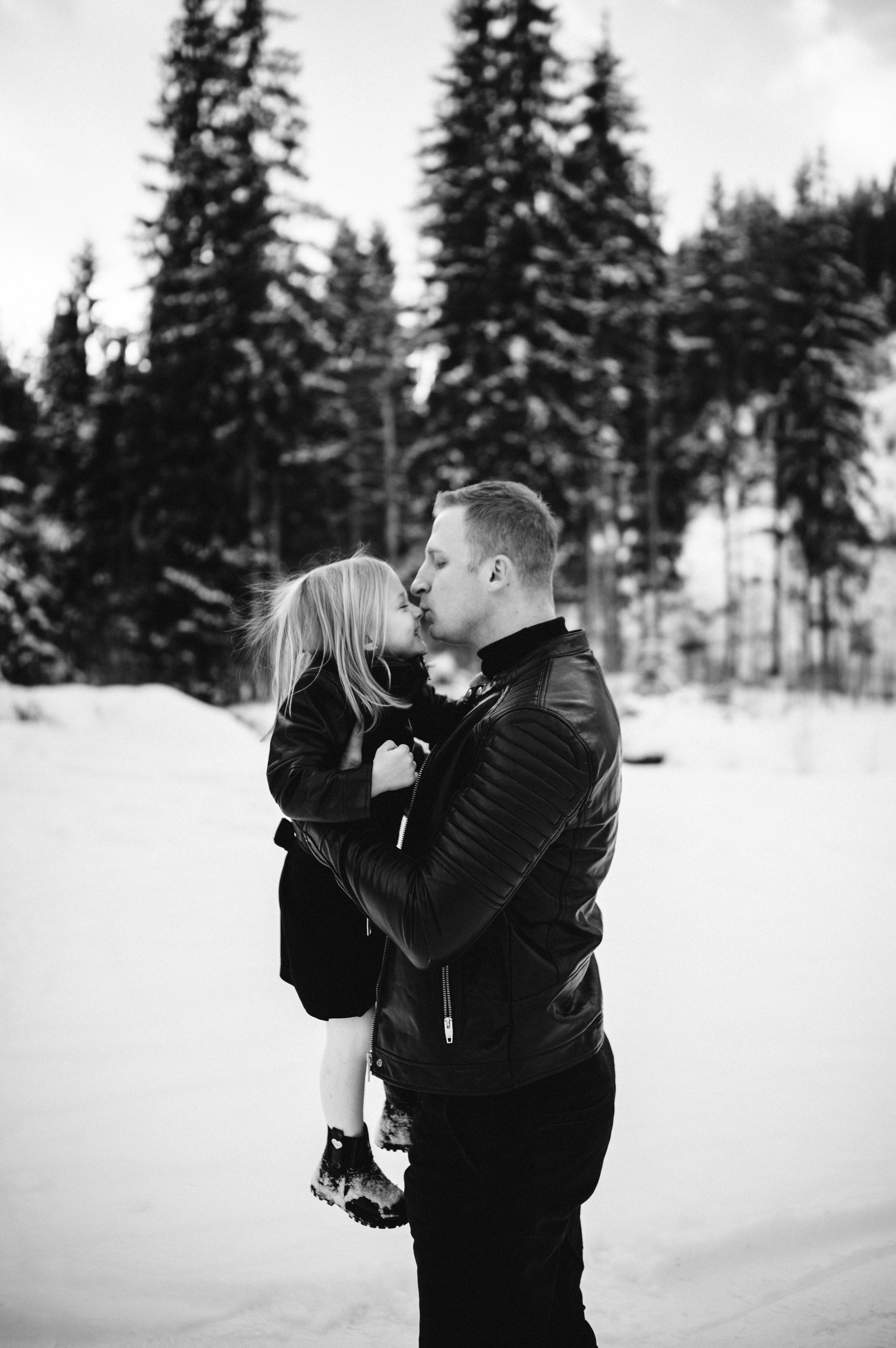 Ședință Foto de Familie la Munte – Fotografii de Iarnă în Lupcina. Valentin Melen - fotograf de nunta 🤍
