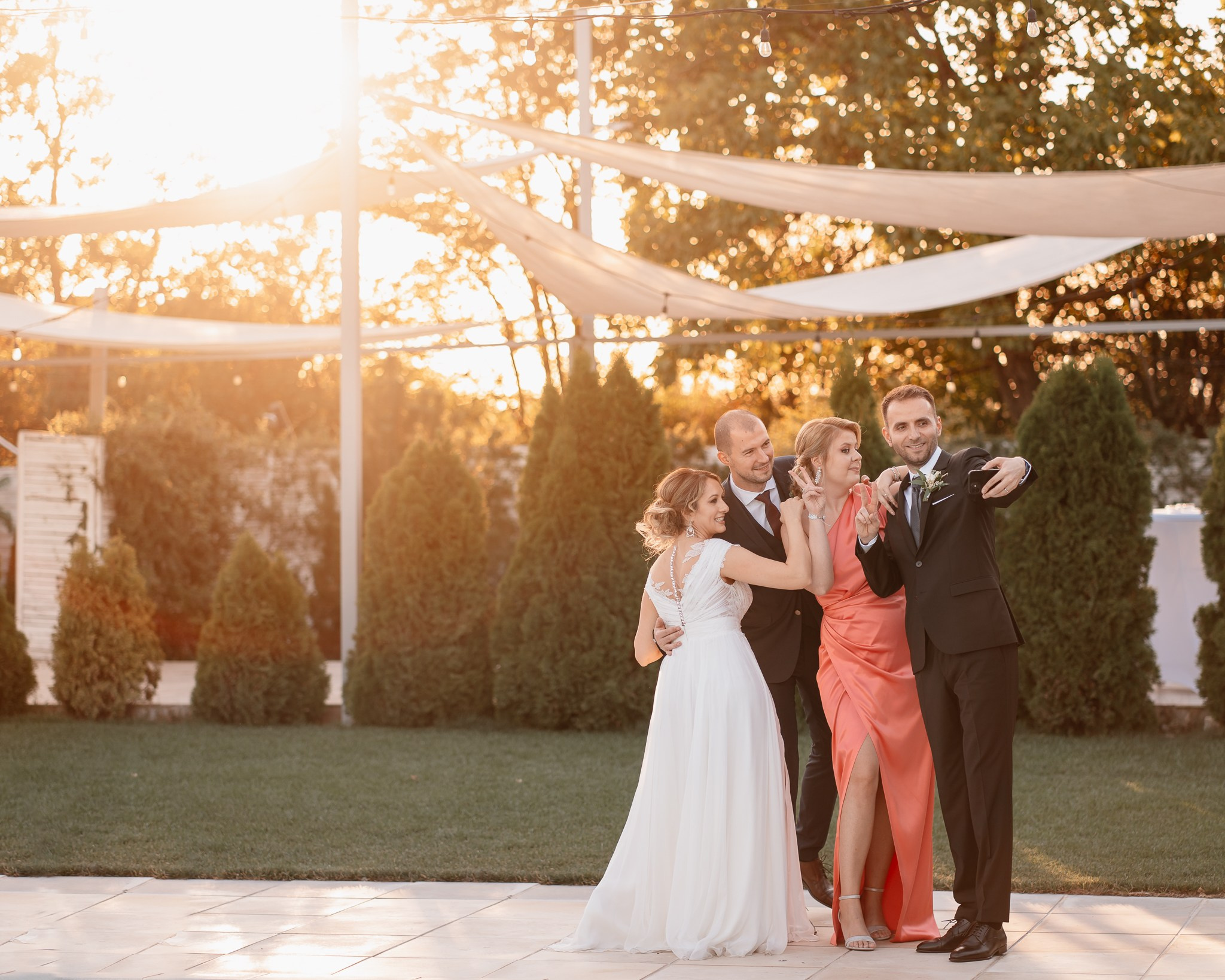 Moment emoționant între miri în ziua nunții, surprins într-un cadru natural și romantic, la Conacul din Livada. Fotografie de nuntă profesională, editată artistic pentru a evidenția emoția și eleganța evenimentului.