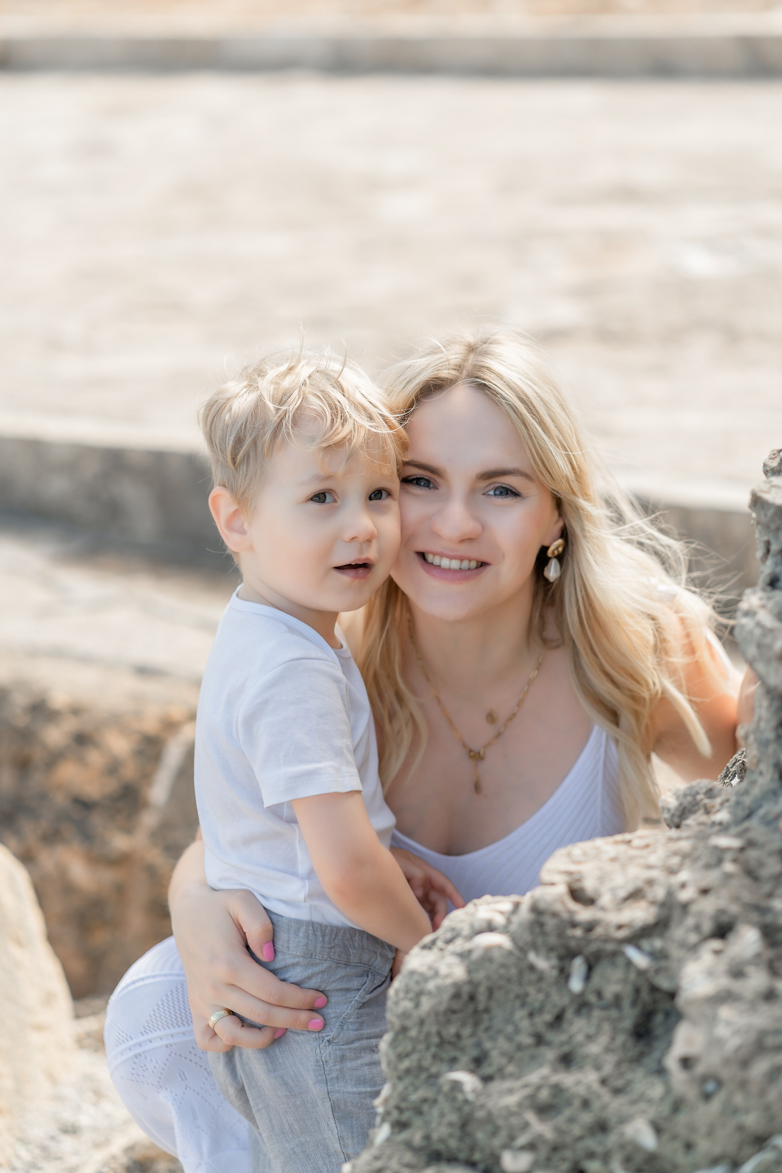 Babybauch-Shooting am Meer auf Mallorca mit Familie. Deine Fotografin auf Mallorca für Familien und Business