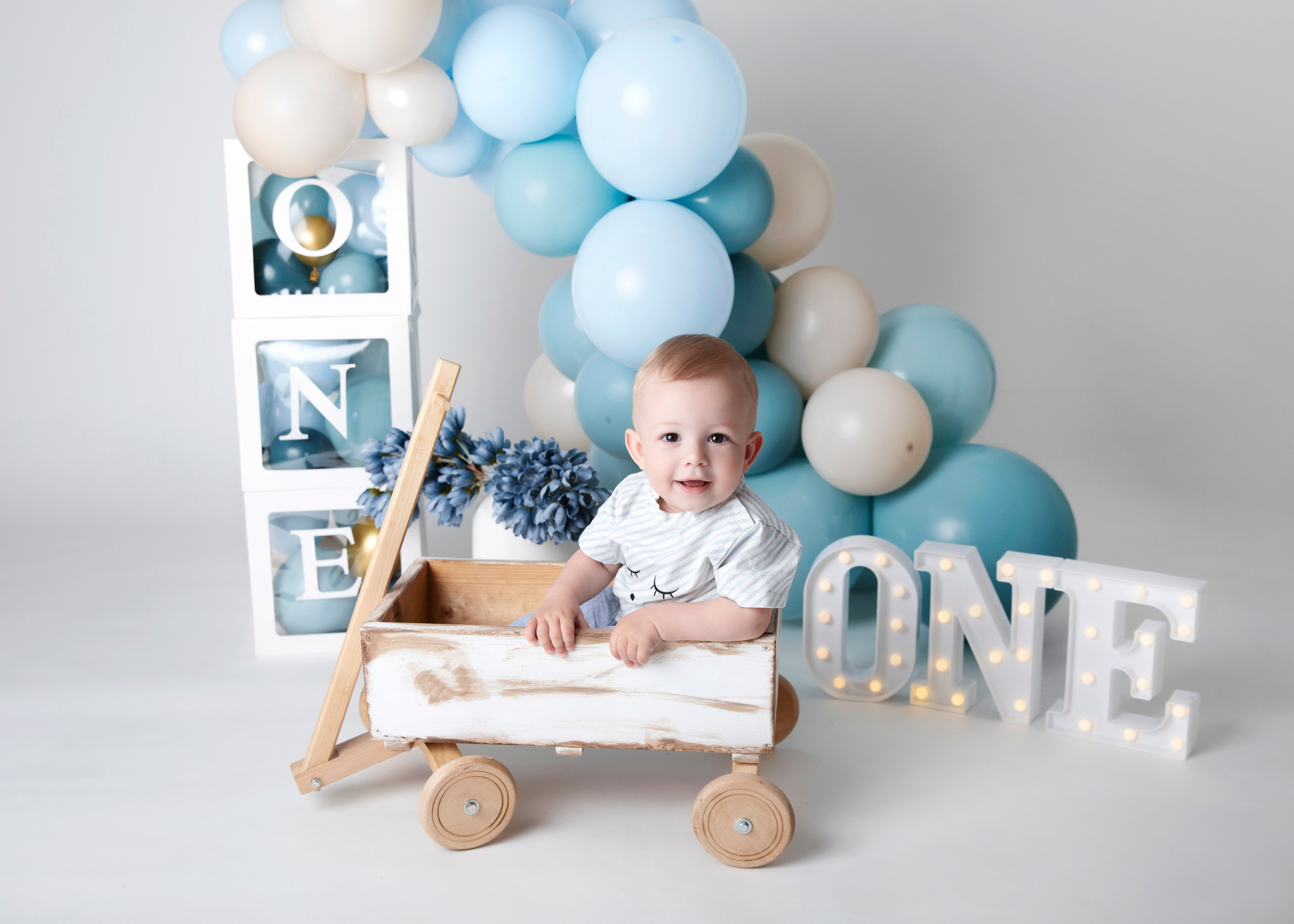 Spara ögonblicken av glädje från ditt barns första år med en rolig och livfull fotosession på deras födelsedag.