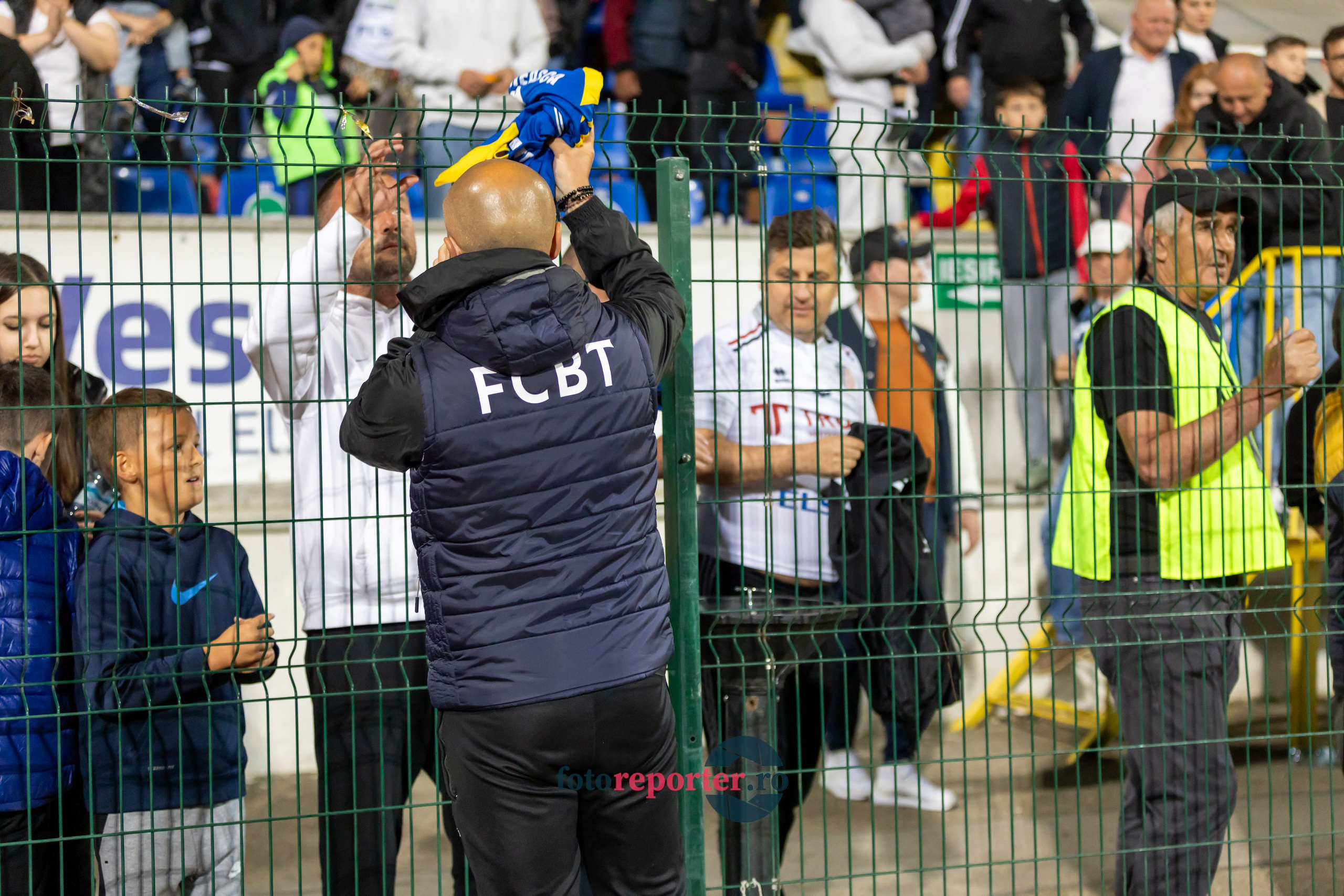 Galerie Foto: FC Botoșani vs. CS Mioveni - Pe 17 mai 2024, am fost martorii unei partide incredibile între FC Botoșani și CS Mioveni, în prima manșă a barajului pentru evitarea retrogradării. În fața unui stadion plin de emoție și speranță, echipa noastră a obținut o victorie importantă, cu un gol marcat de Aldair în minutul 93. 💪 *FC Botoșani 1-0 CS Mioveni*⚽️ Urmăriți momentele cheie ale meciului și bucuria suporterilor în această galerie foto! Pregătiți-vă pentru meciul de retur de pe 24 mai, când vom lupta din nou pentru a rămâne în prima ligă.#FCBotoșani #CSMioveni #BarajRetrogradare #ForzaBotoșani 