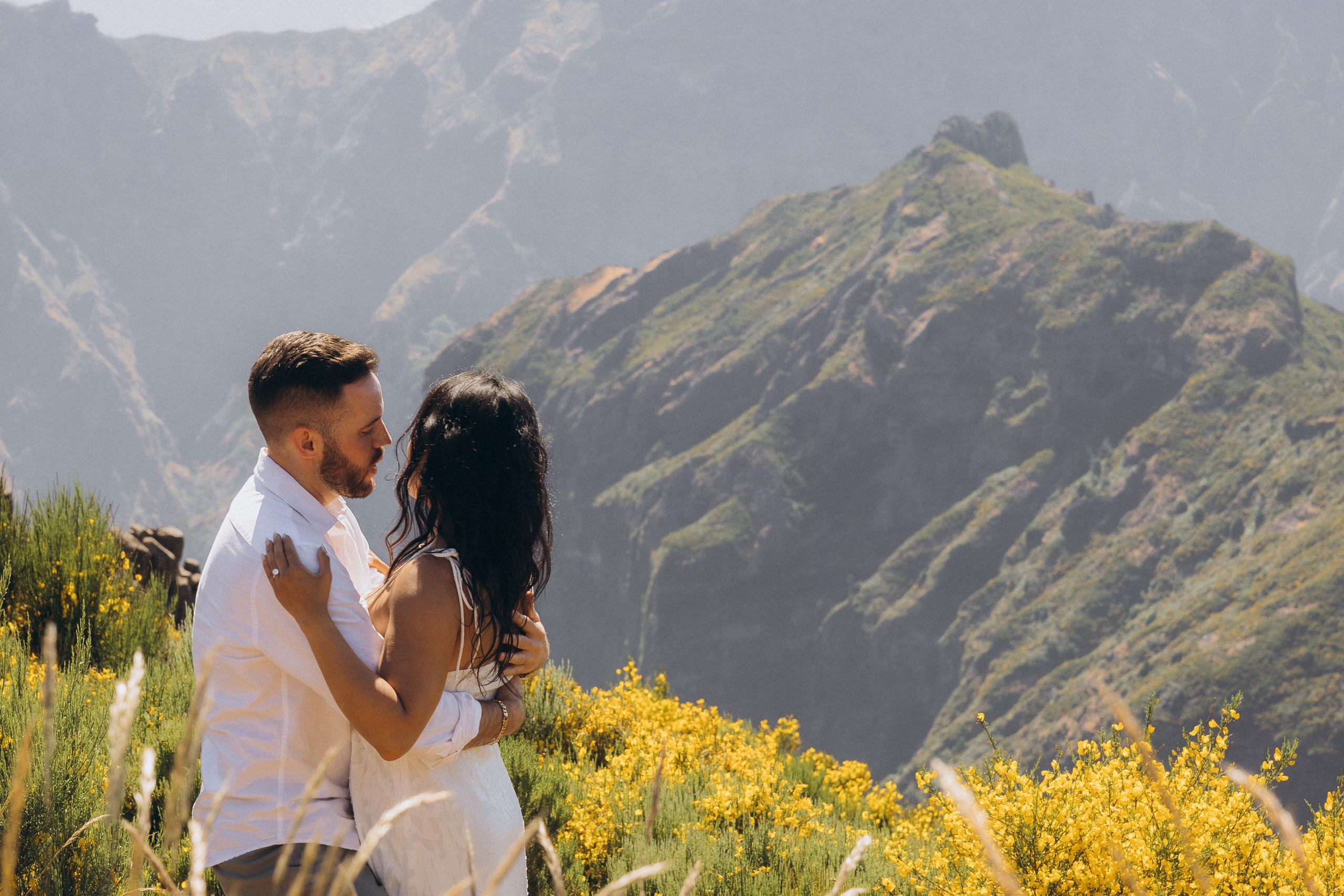Proposal at Pico do Arieiro, Madeira – romantic engagement with breathtaking mountain views, capturing intimate moments in nature.