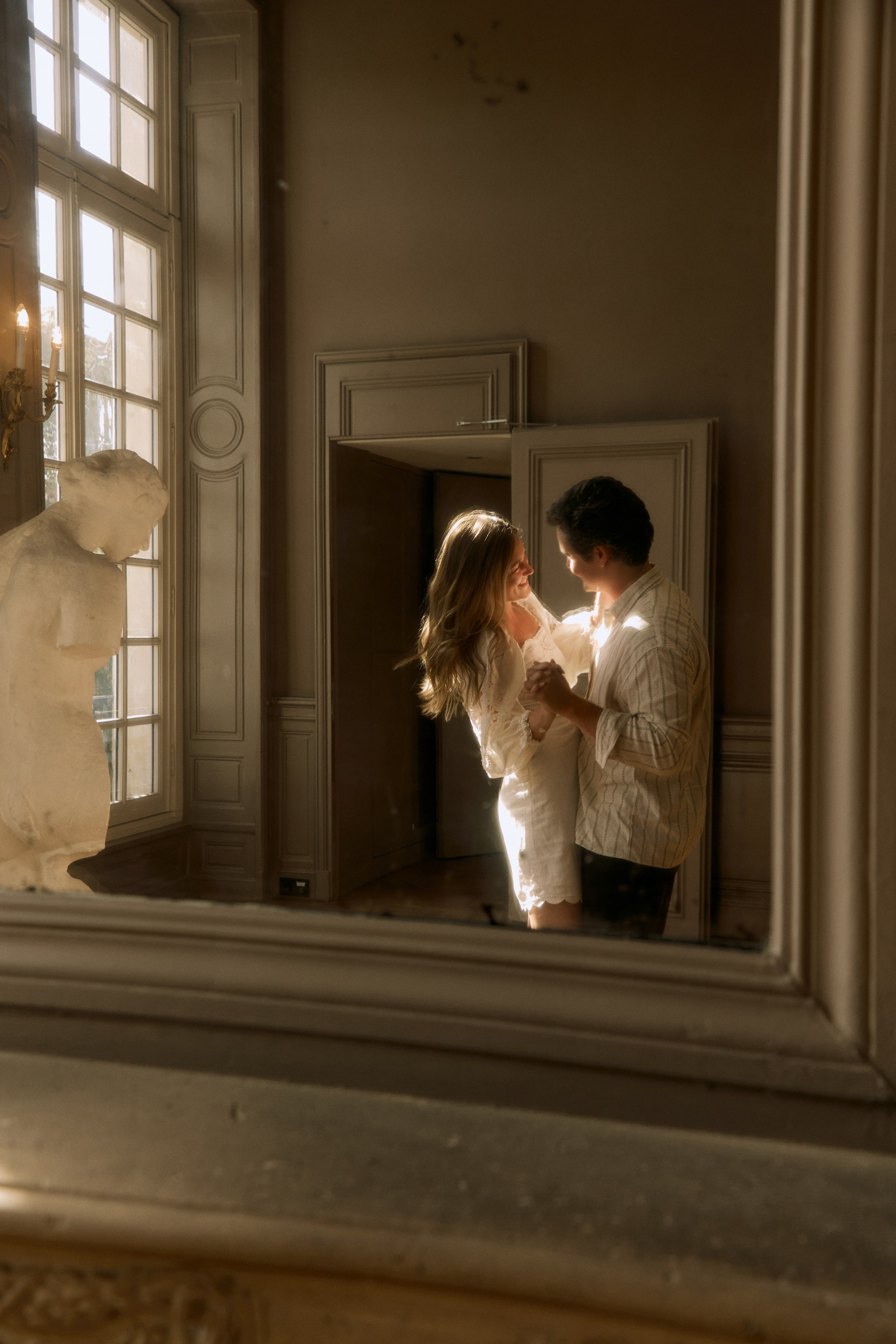 Hannah & Drew museum engagement. Photographer in Paris