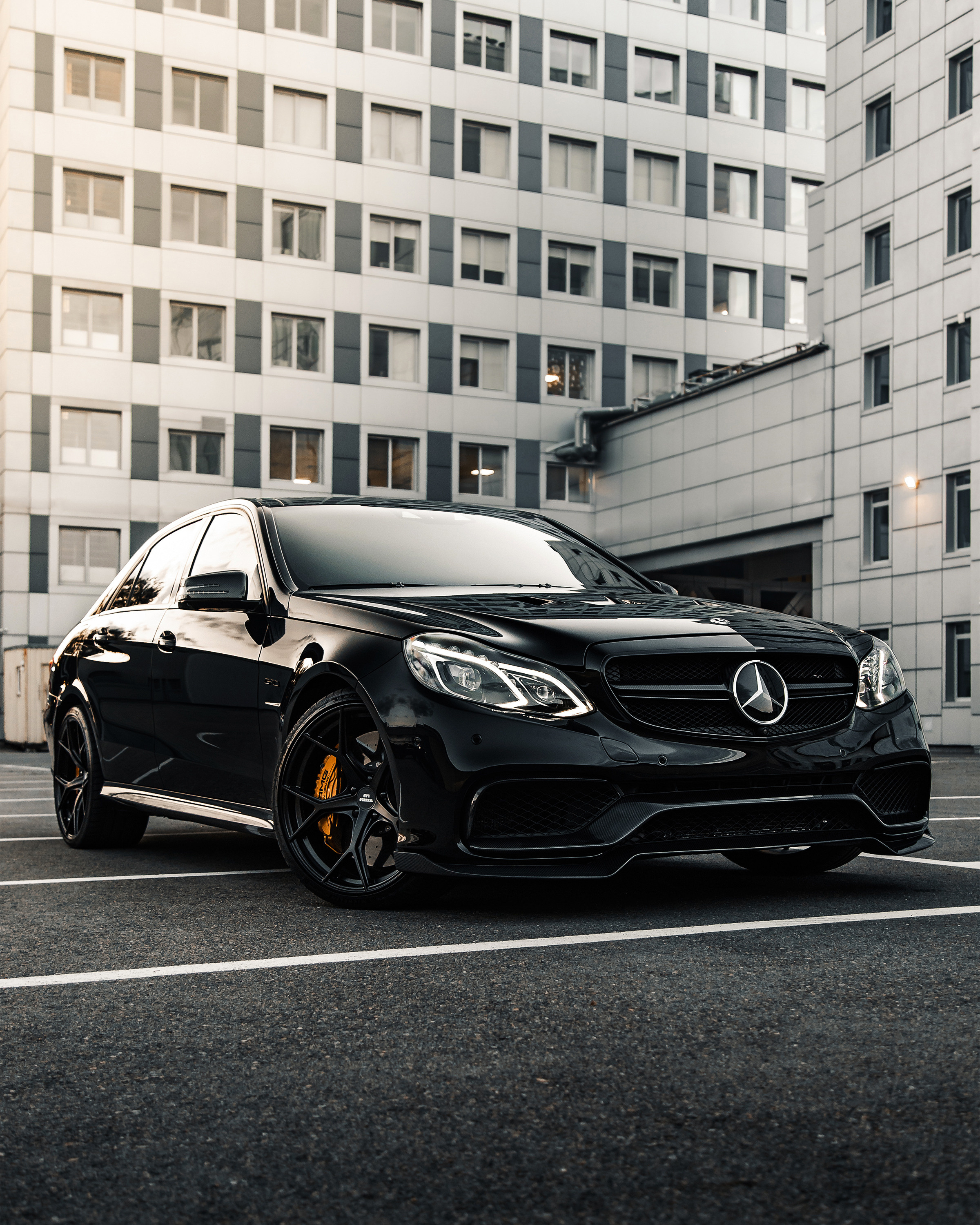 Mercedes-Benz E63 AMG. Photographer in Paris — Vitalii Motruk