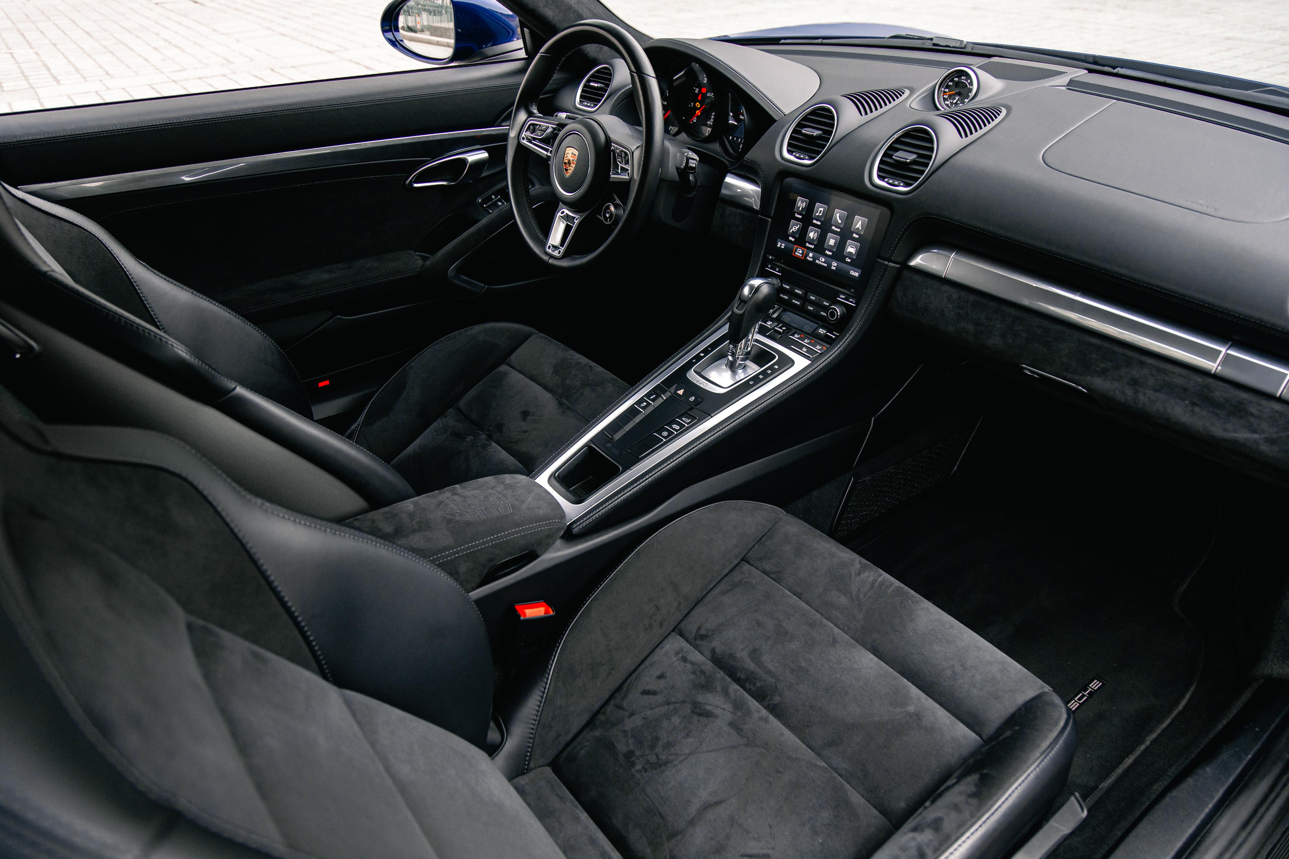 Porsche Cayman. Photographer in Paris — Vitalii Motruk