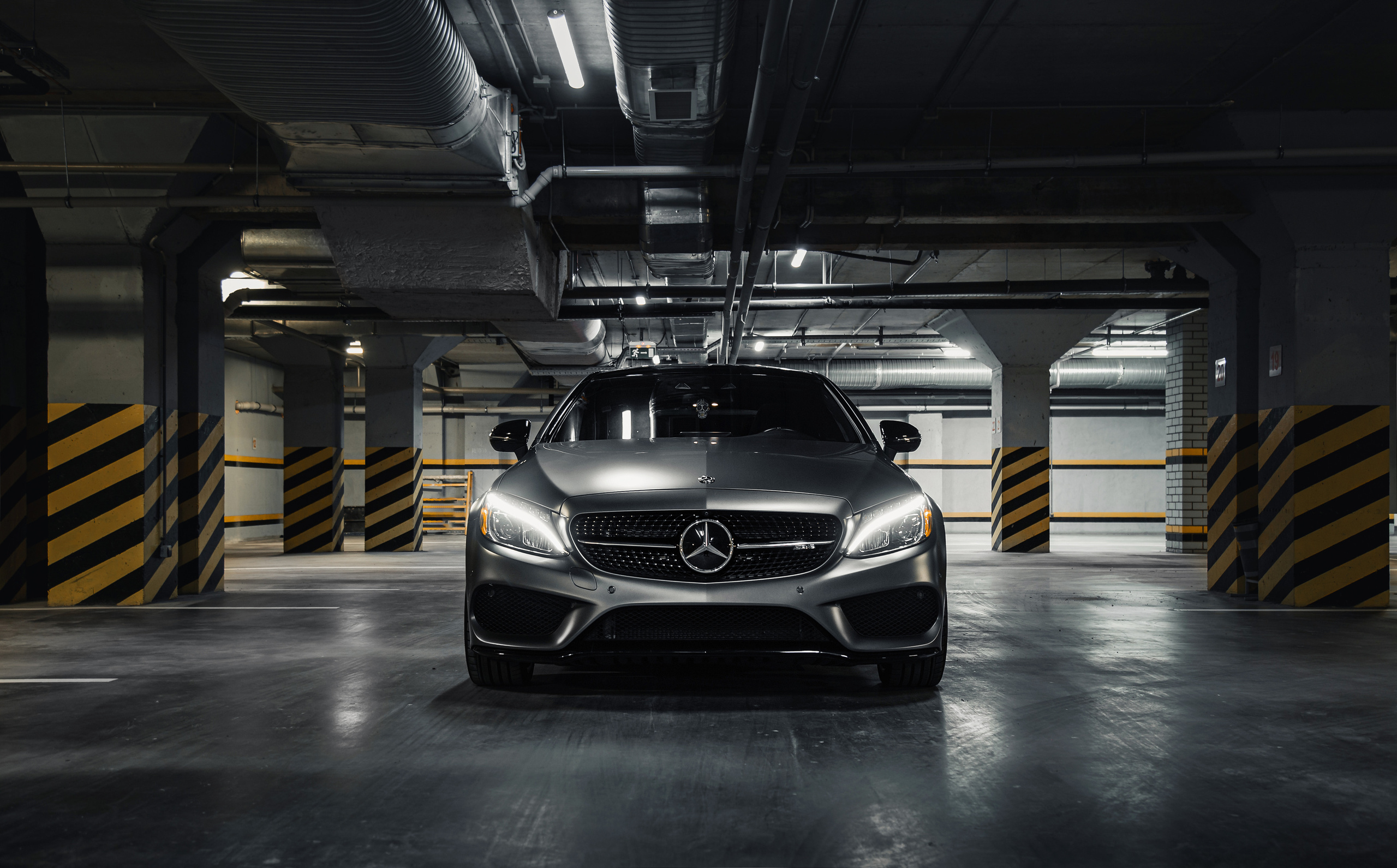 Mercedes-Benz C43 AMG. Photographer in Paris — Vitalii Motruk