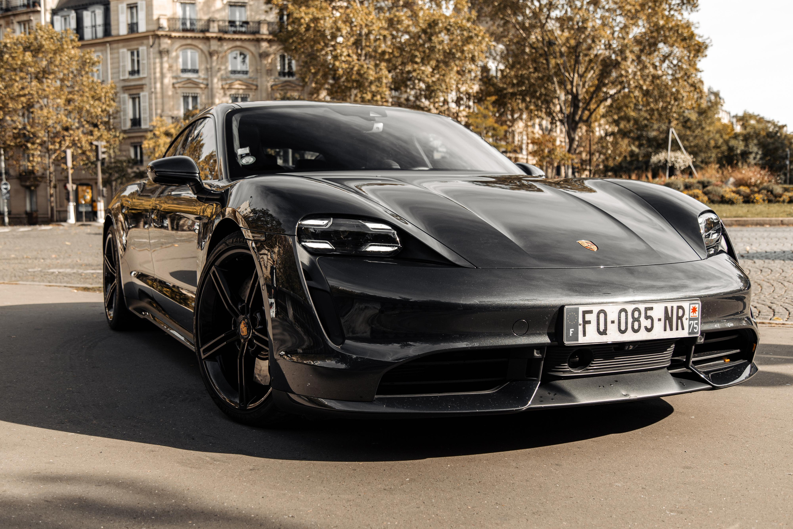 Porsche Taycan Turbo. Photographe de voitures à Paris — Vitalii Motruk