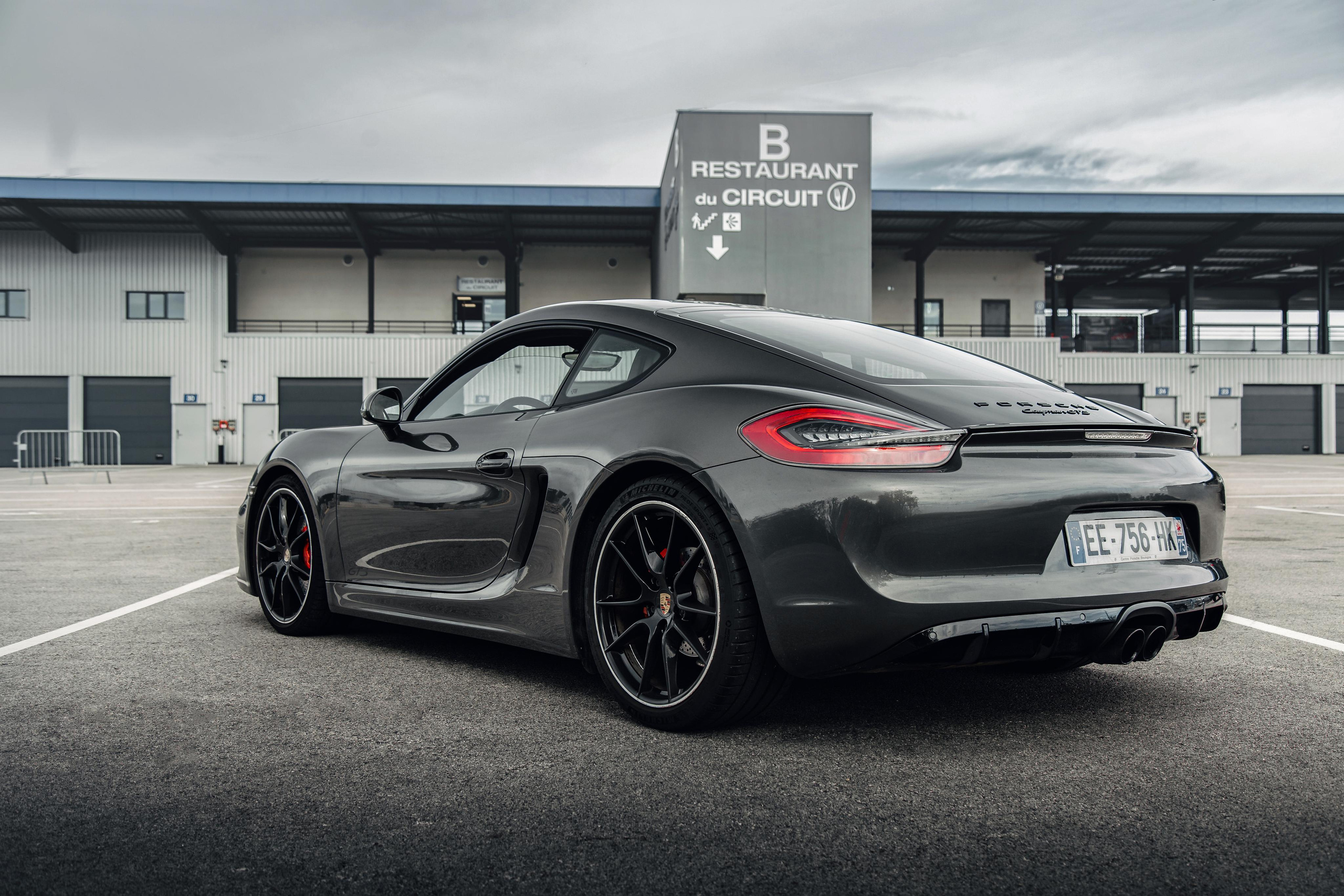 Porsche Cayman. Photographer in Paris — Vitalii Motruk