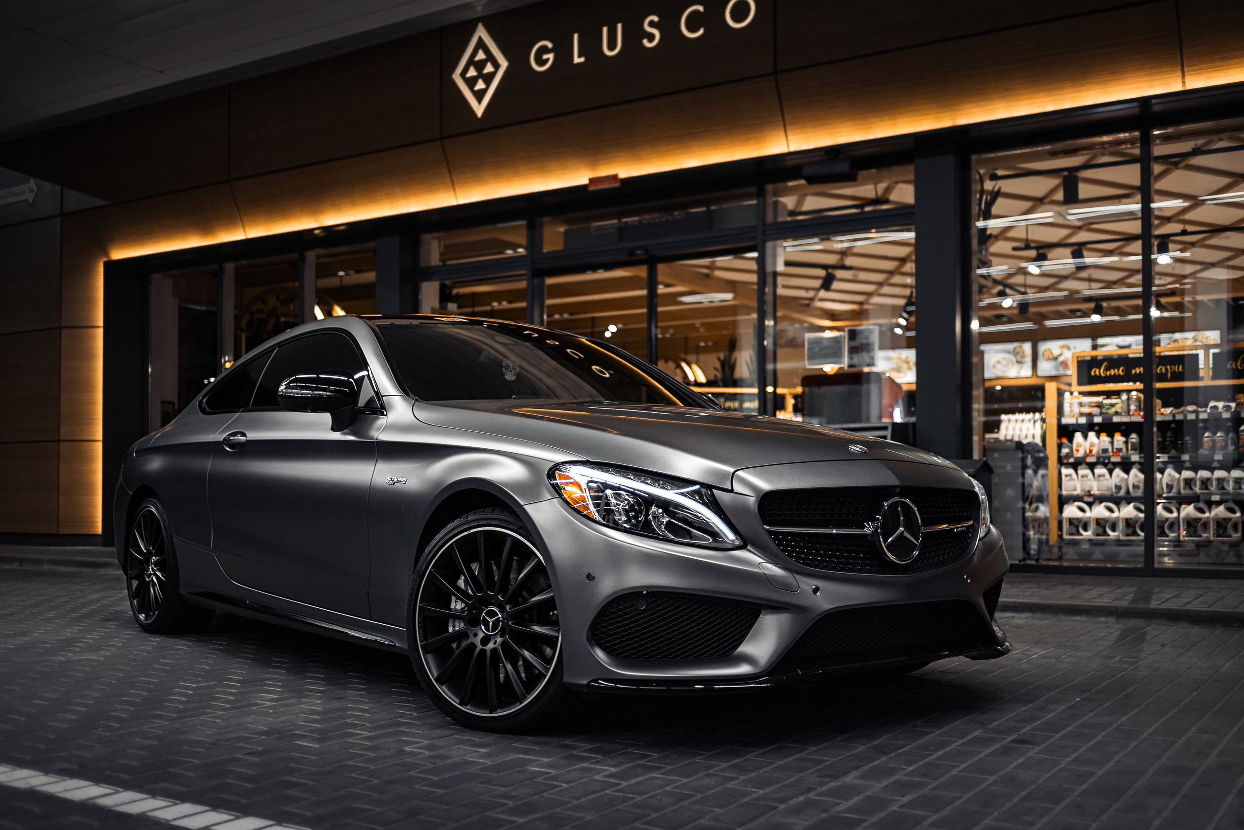 Mercedes-Benz C43 AMG. Photographer in Paris — Vitalii Motruk