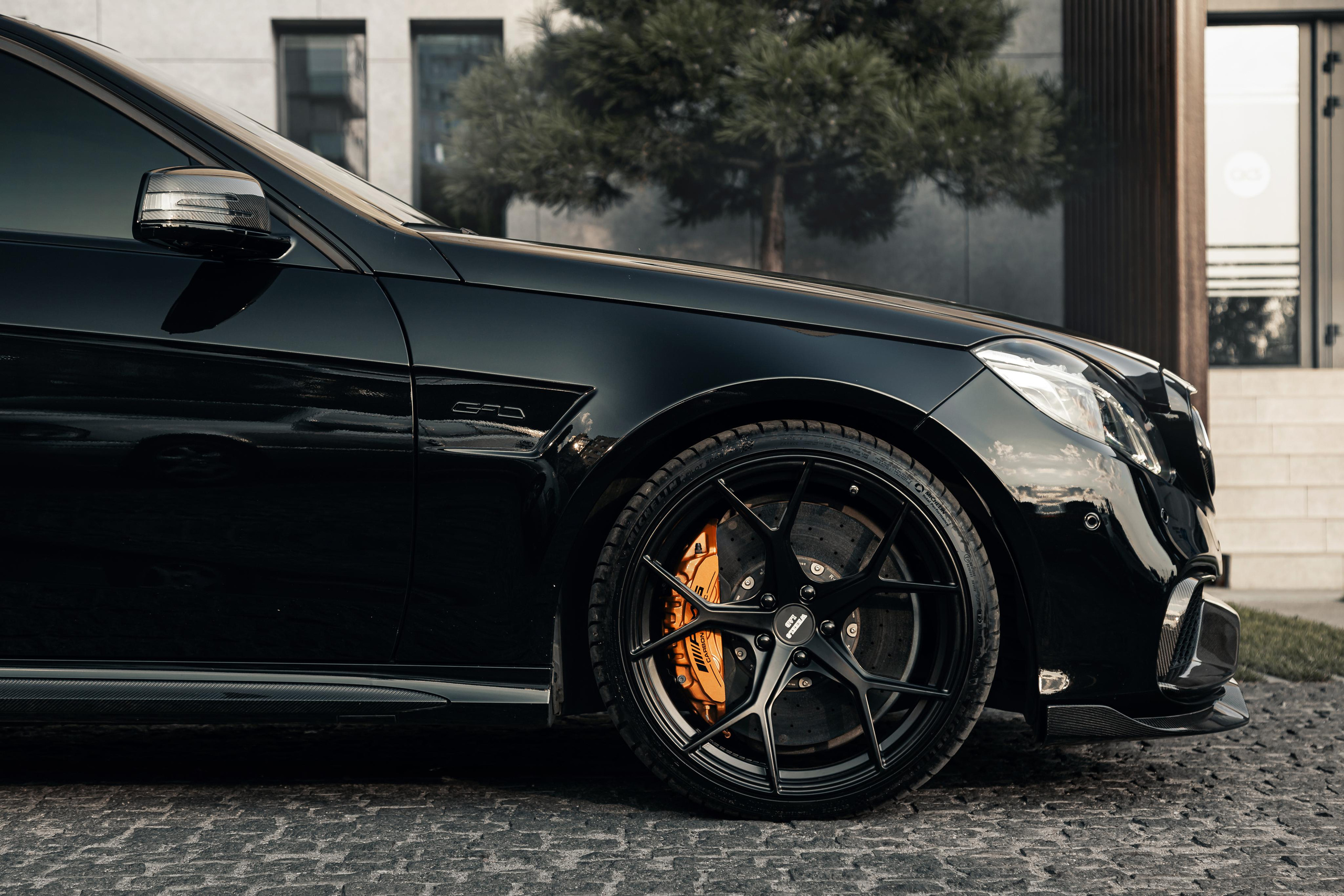 Mercedes-Benz E63 AMG. Photographer in Paris — Vitalii Motruk