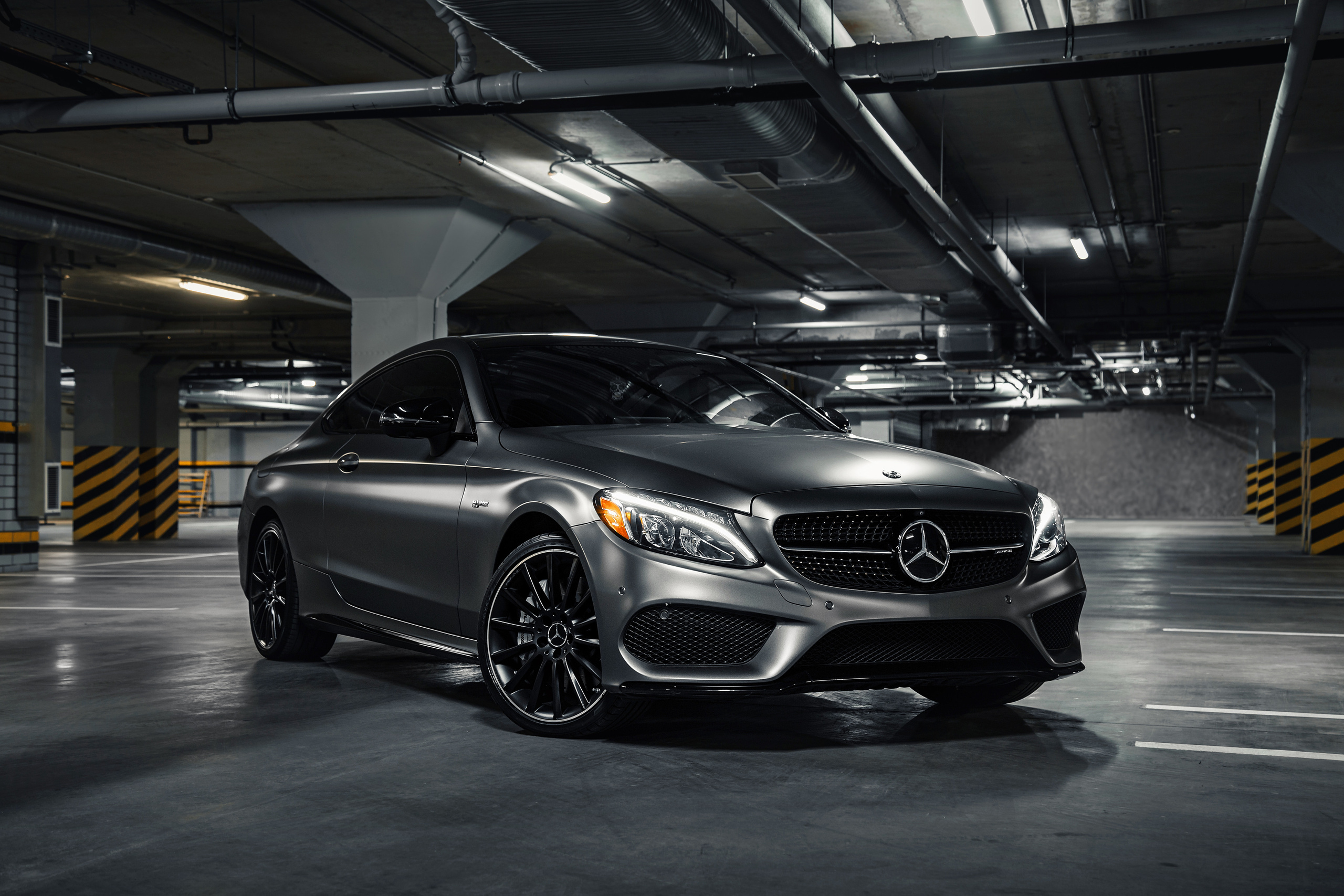 Mercedes-Benz C43 AMG. Photographer in Paris — Vitalii Motruk