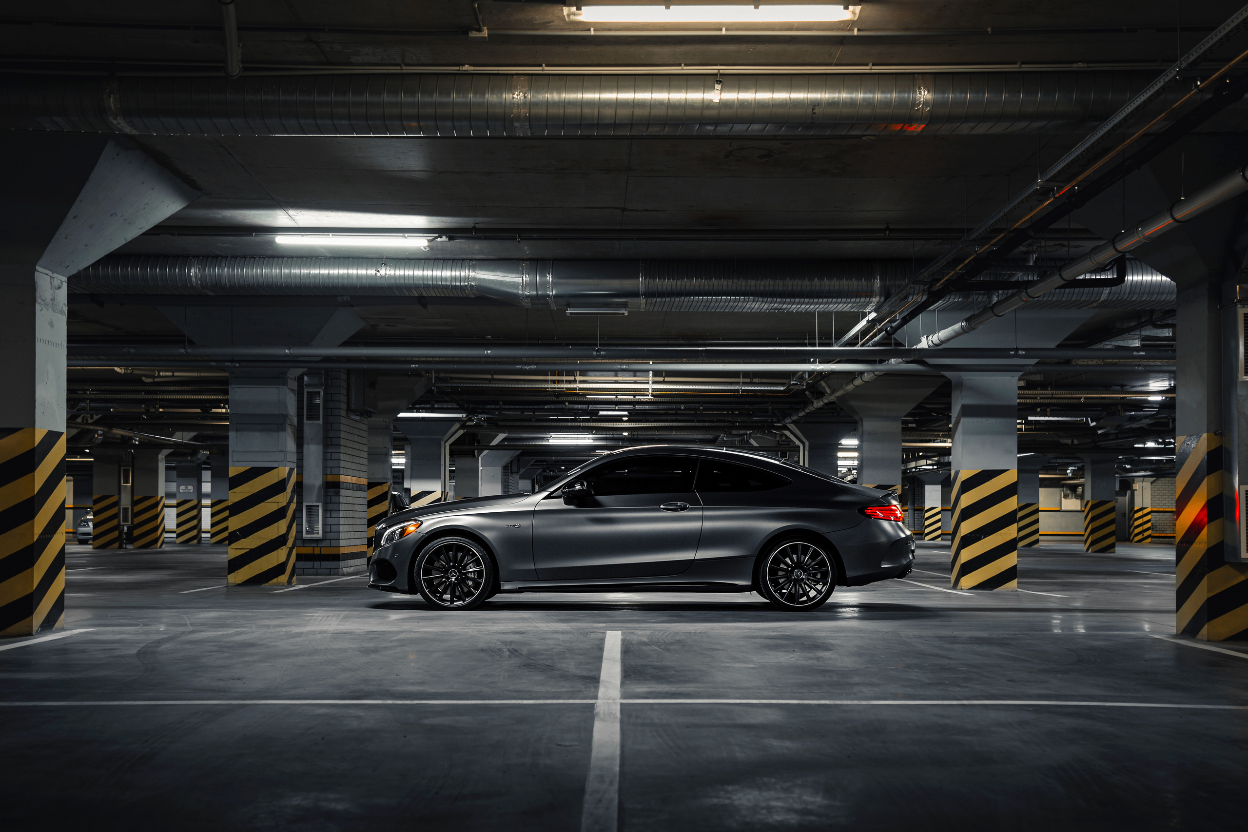 Mercedes-Benz C43 AMG. Photographer in Paris — Vitalii Motruk