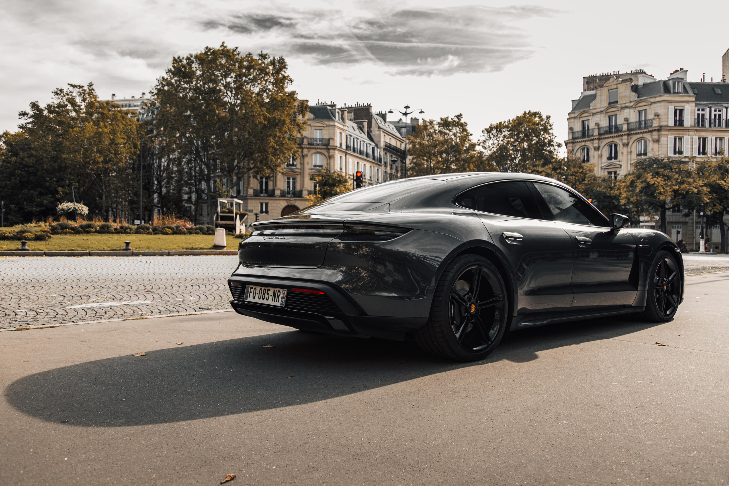 Porsche Taycan Turbo. Photographe de voitures à Paris — Vitalii Motruk