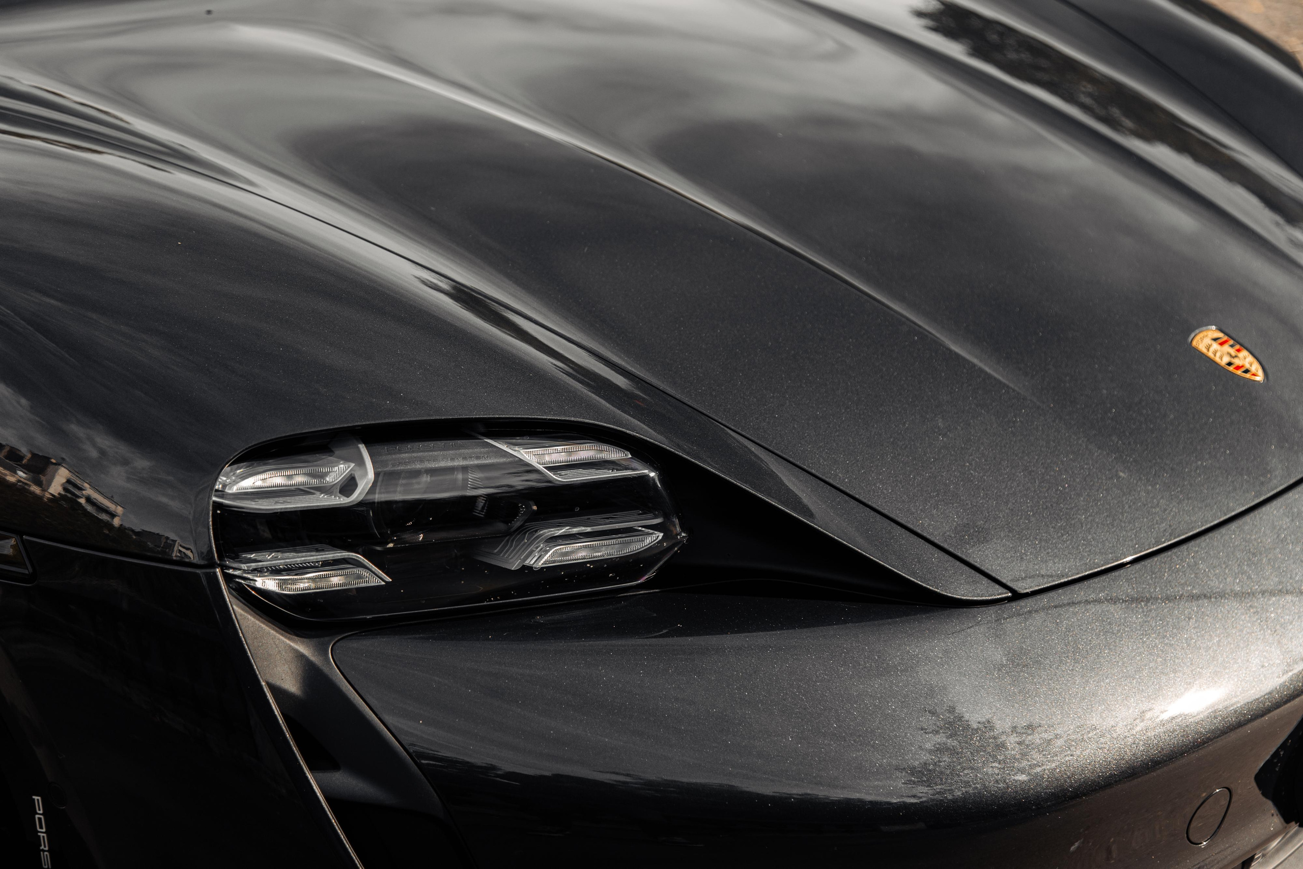 Porsche Taycan Turbo. Photographe de voitures à Paris — Vitalii Motruk