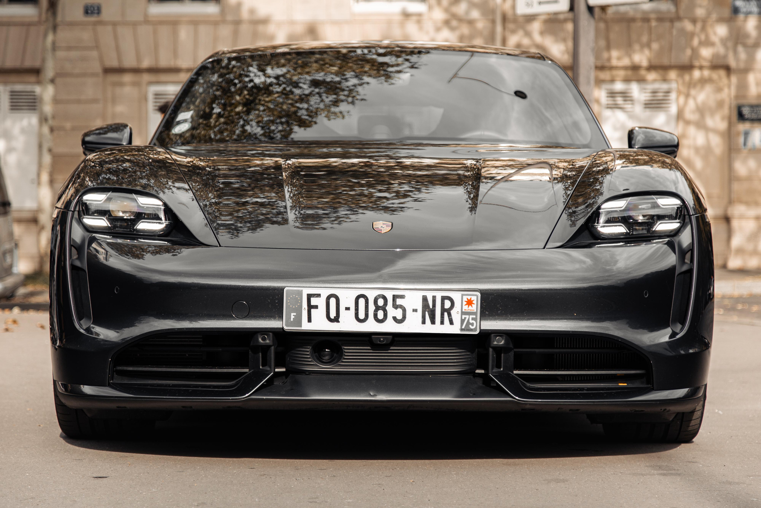 Porsche Taycan Turbo. Photographe de voitures à Paris — Vitalii Motruk