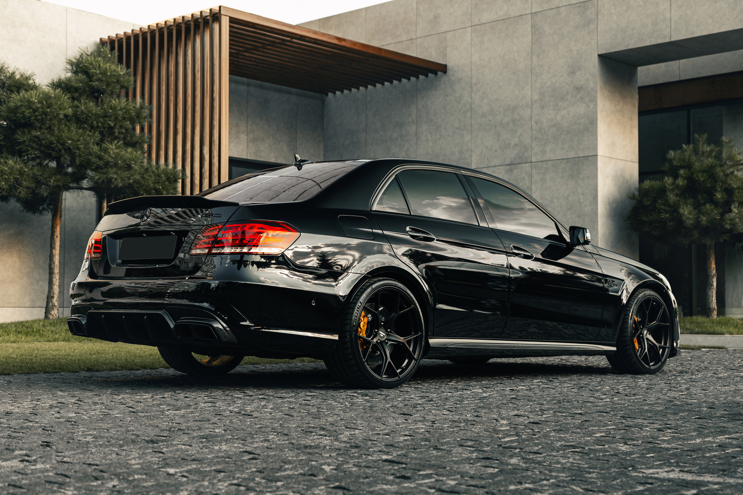 Mercedes-Benz E63 AMG. Photographer in Paris — Vitalii Motruk