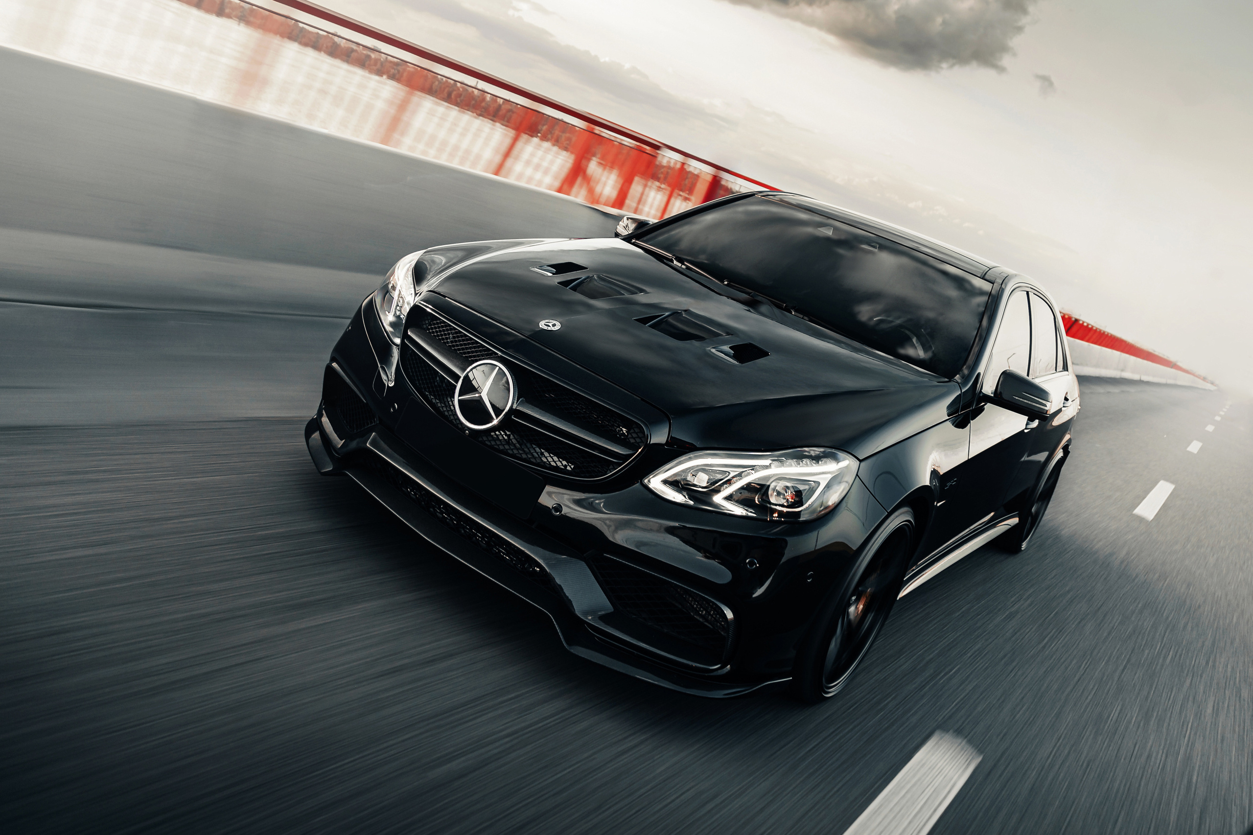 Mercedes-Benz E63 AMG. Photographer in Paris — Vitalii Motruk