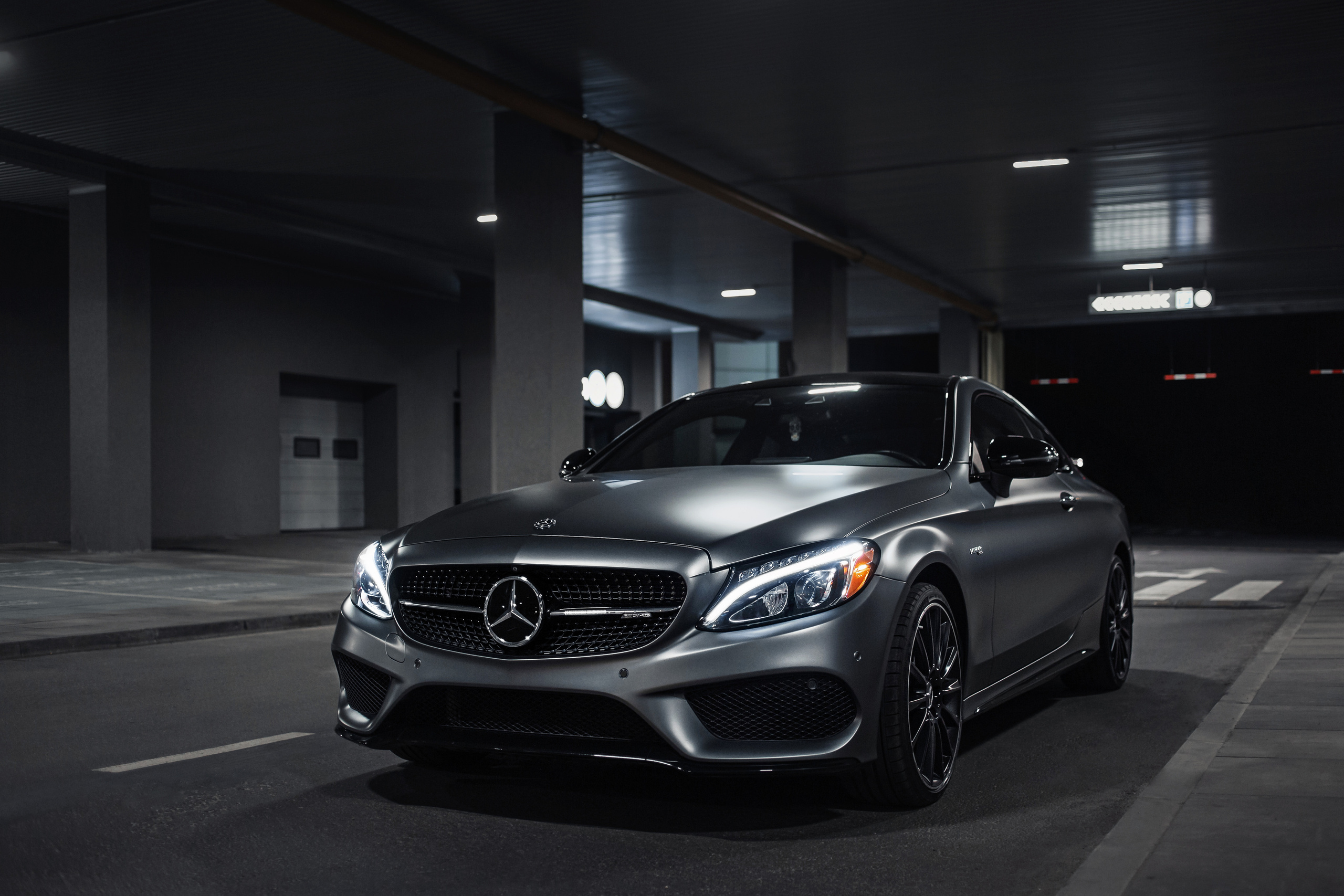 Mercedes-Benz C43 AMG. Photographer in Paris — Vitalii Motruk
