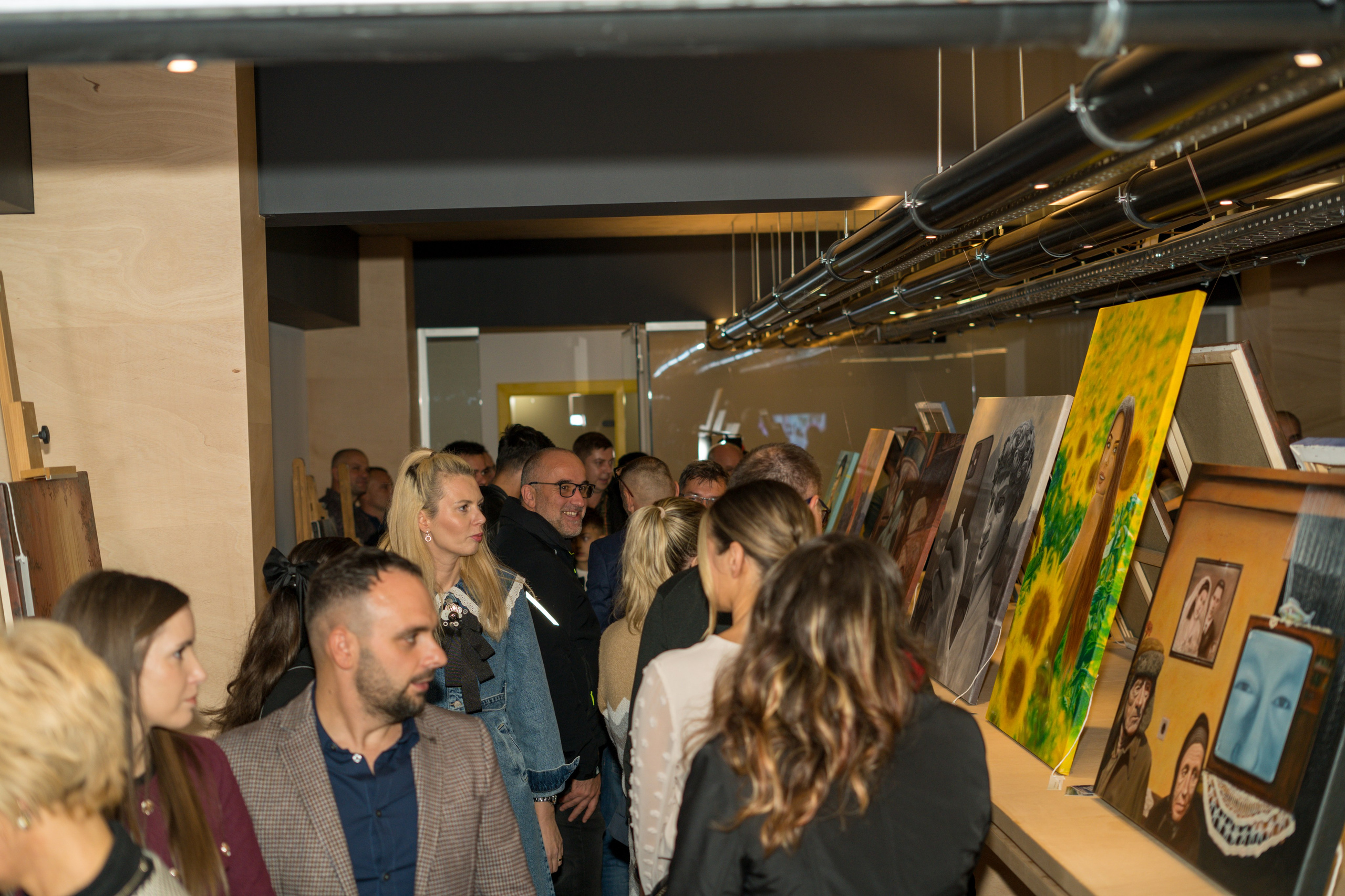 Vernisaj Suceava Mihai Varzari. Marius Alex fotograf de eveniment si portret din Suceava
