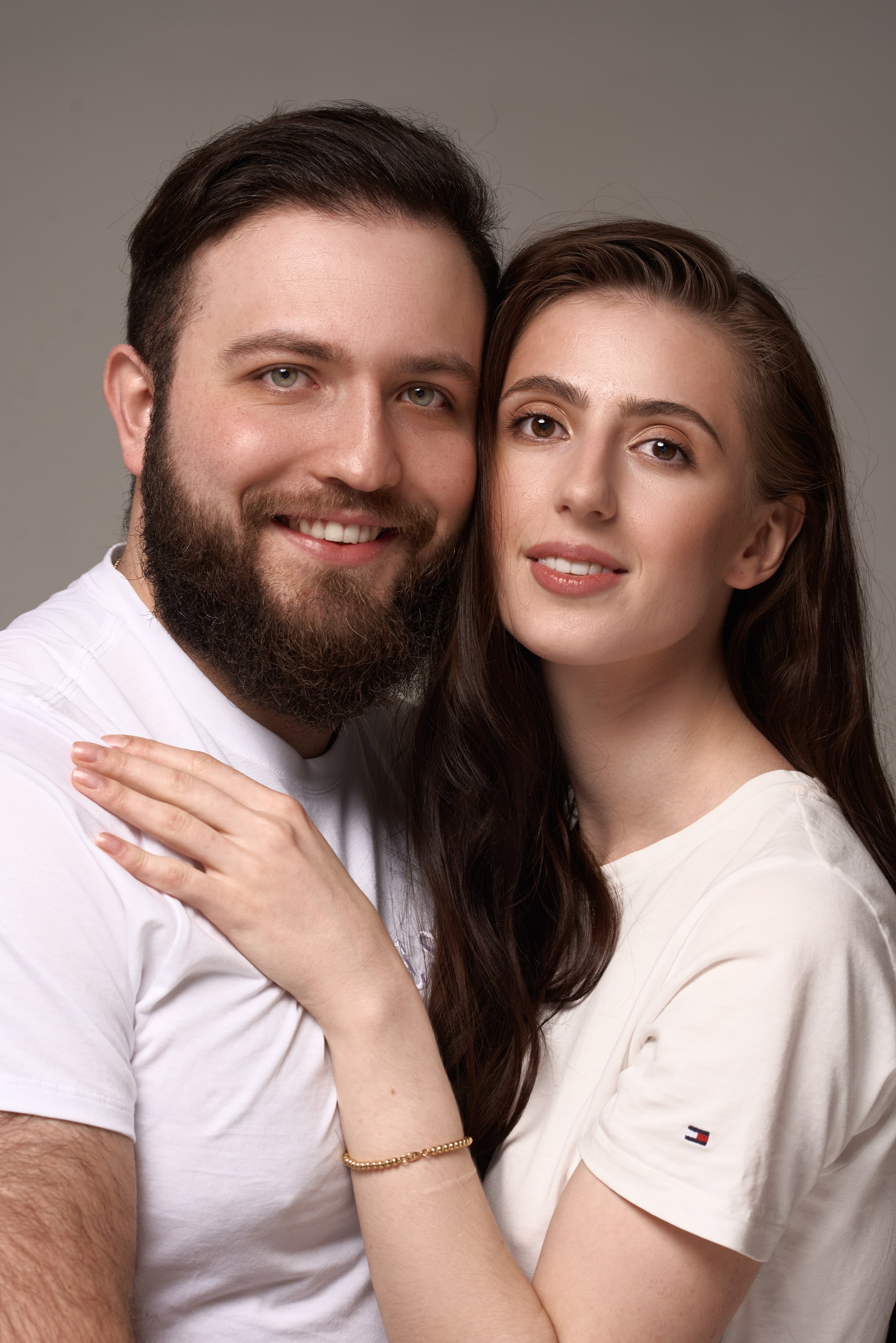 Portret małżeństwa w naturalnym ujęciu – bliskość i miłość uchwycone w profesjonalnej sesji zdjęciowej