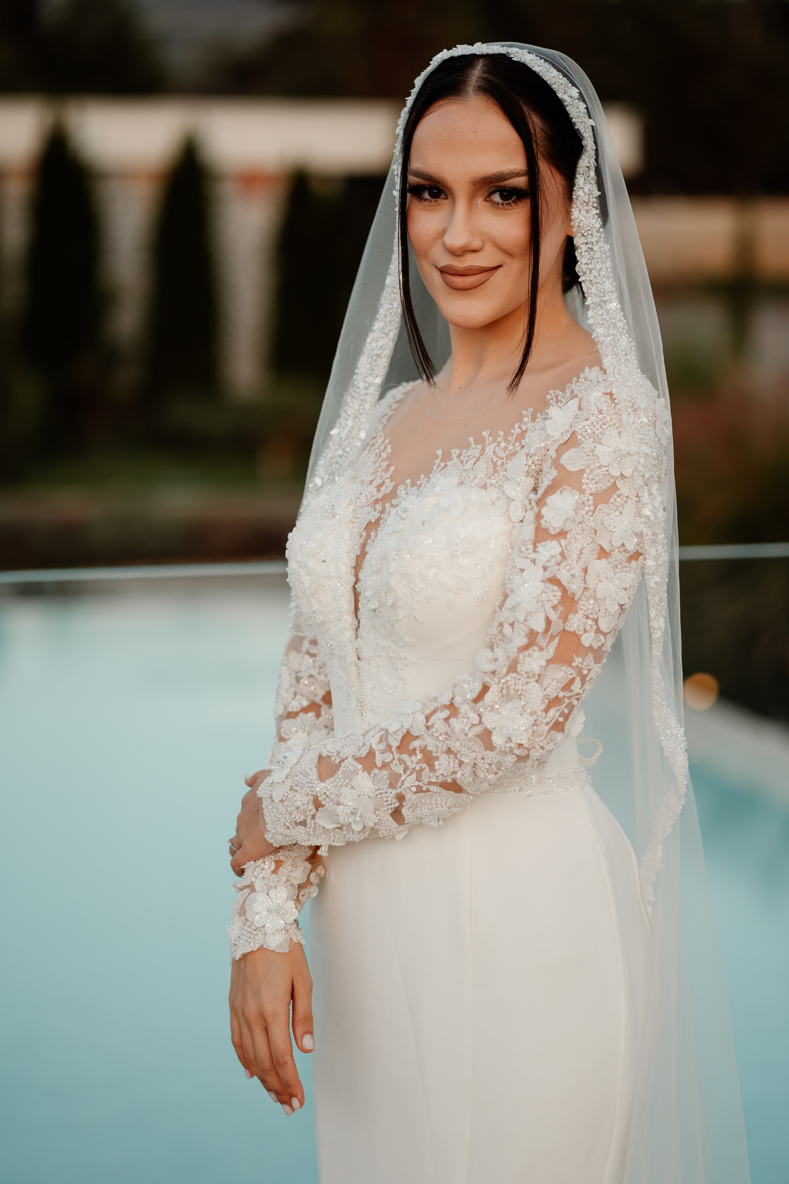 Moment emoționant între miri în ziua nunții, surprins într-un cadru natural și romantic, la Reina Events. Fotografie de nuntă profesională, editată artistic pentru a evidenția emoția și eleganța evenimentului.