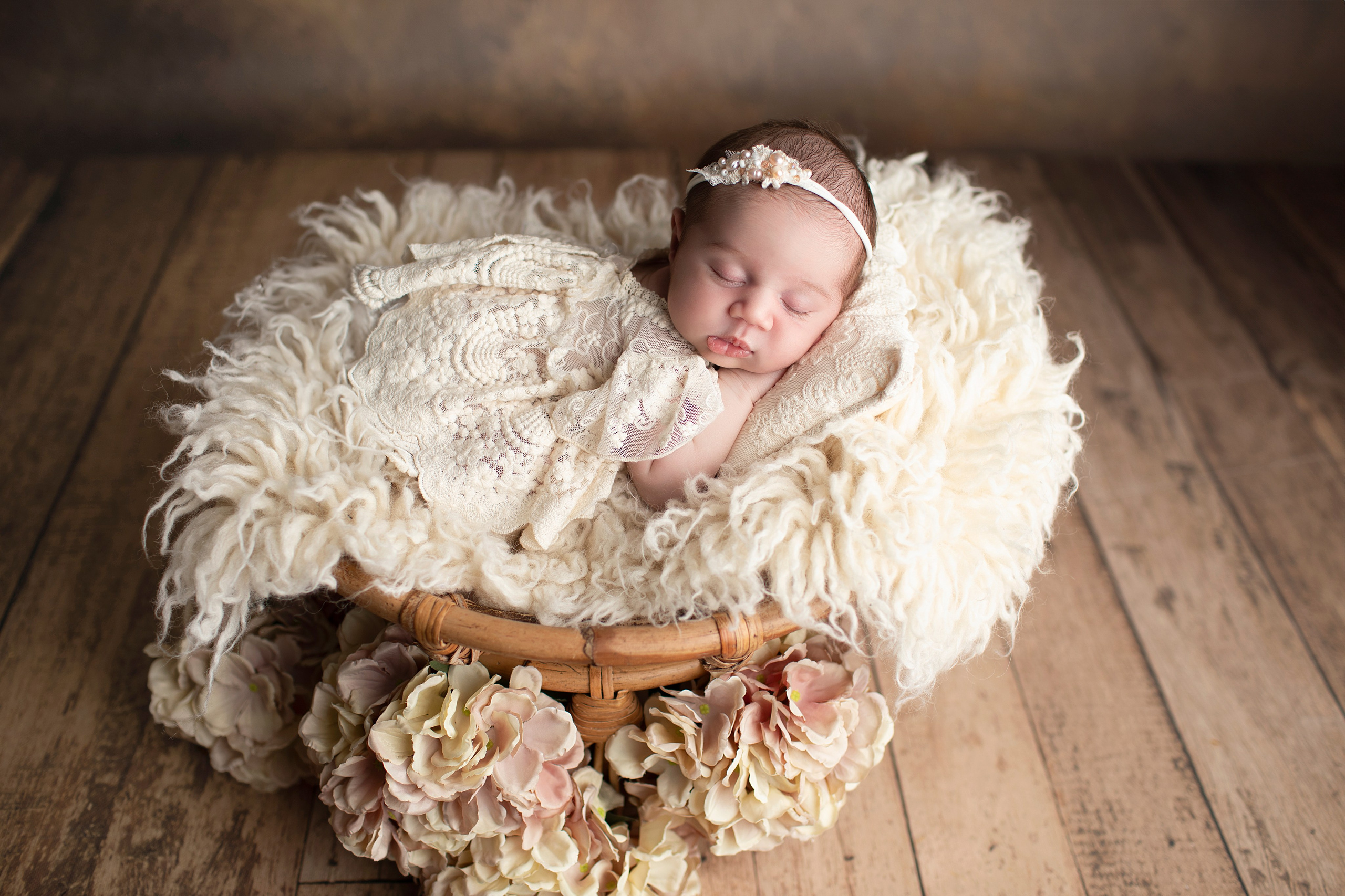 "Ett äldre syskon som sitter försiktigt bredvid sin nyfödda bror eller syster. Denna bild fångar den ömma och beskyddande relationen mellan syskonen och är idealisk för nyfödda fotograferingar."