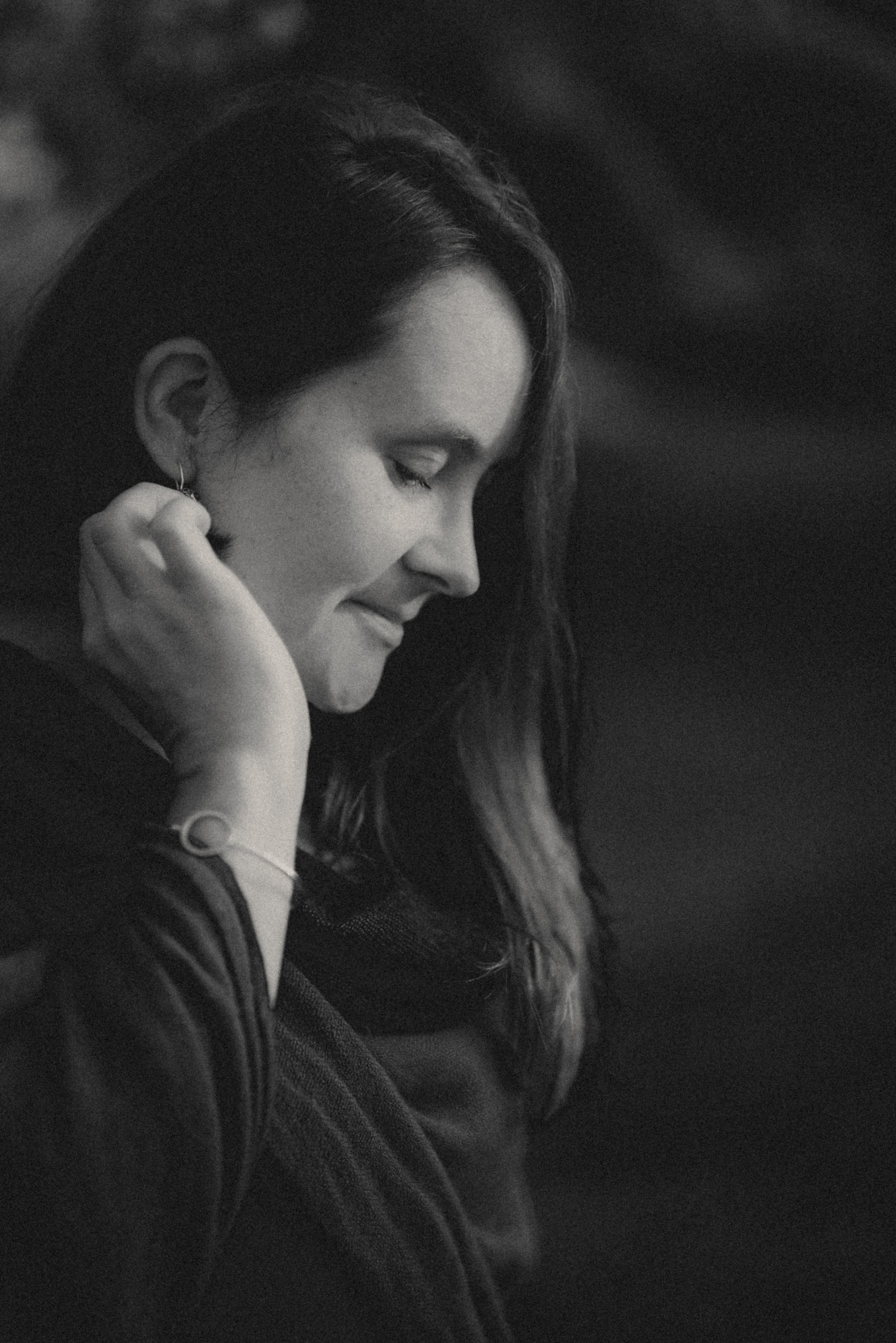 Fotoshooting eineр Geigerin beim Spielen im Freien. Schwarz-weiß Fotografie in Münster. Fotografin Viktoria Roschen