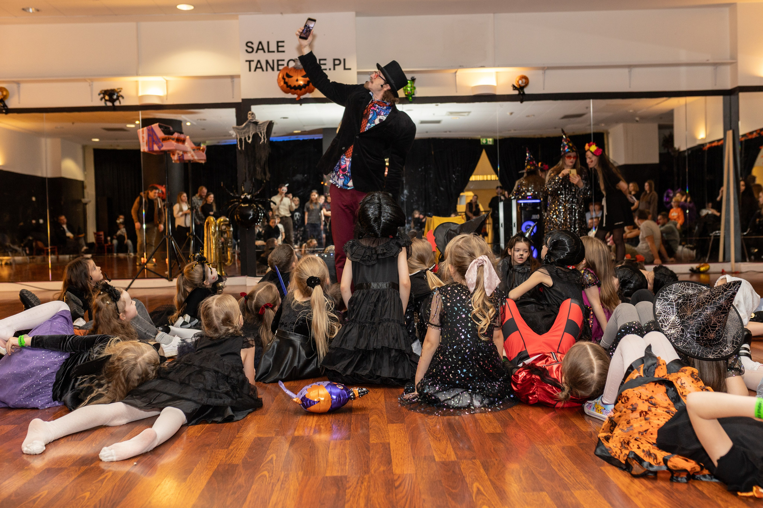 Leo dance studio Helloween 2025. Семейный и детский фотограф в Варшаве Мила Бобровская