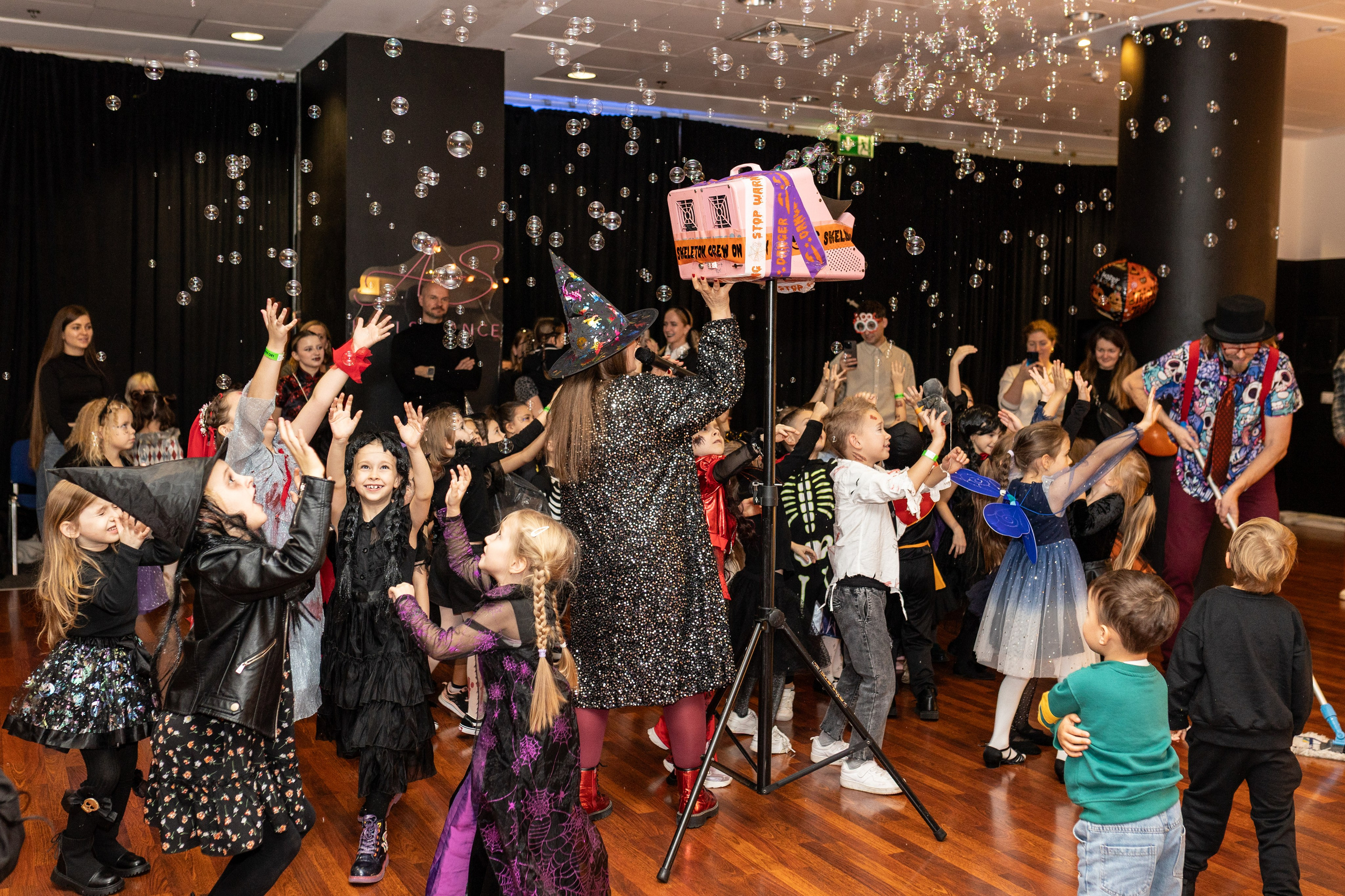 Leo dance studio Helloween 2025. Семейный и детский фотограф в Варшаве Мила Бобровская