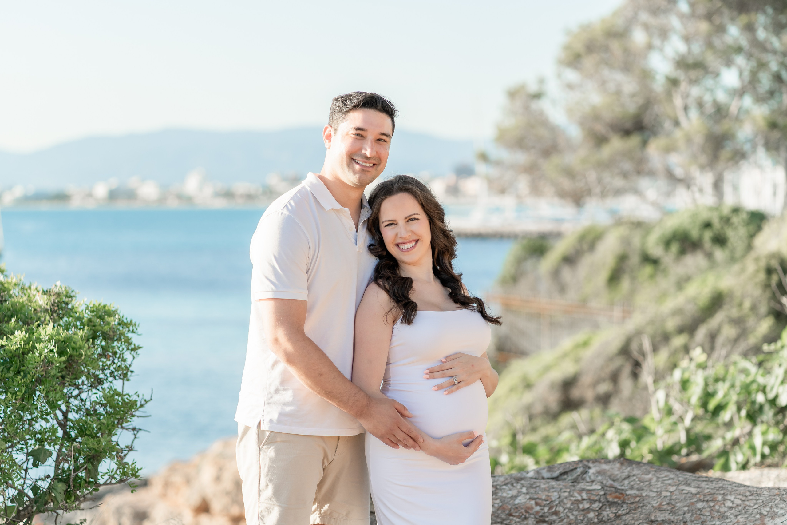 Maternity Photoshoot by the Sea in Mallorca – Natural & Timeless Moments. Deine Fotografin auf Mallorca für Familien und Business