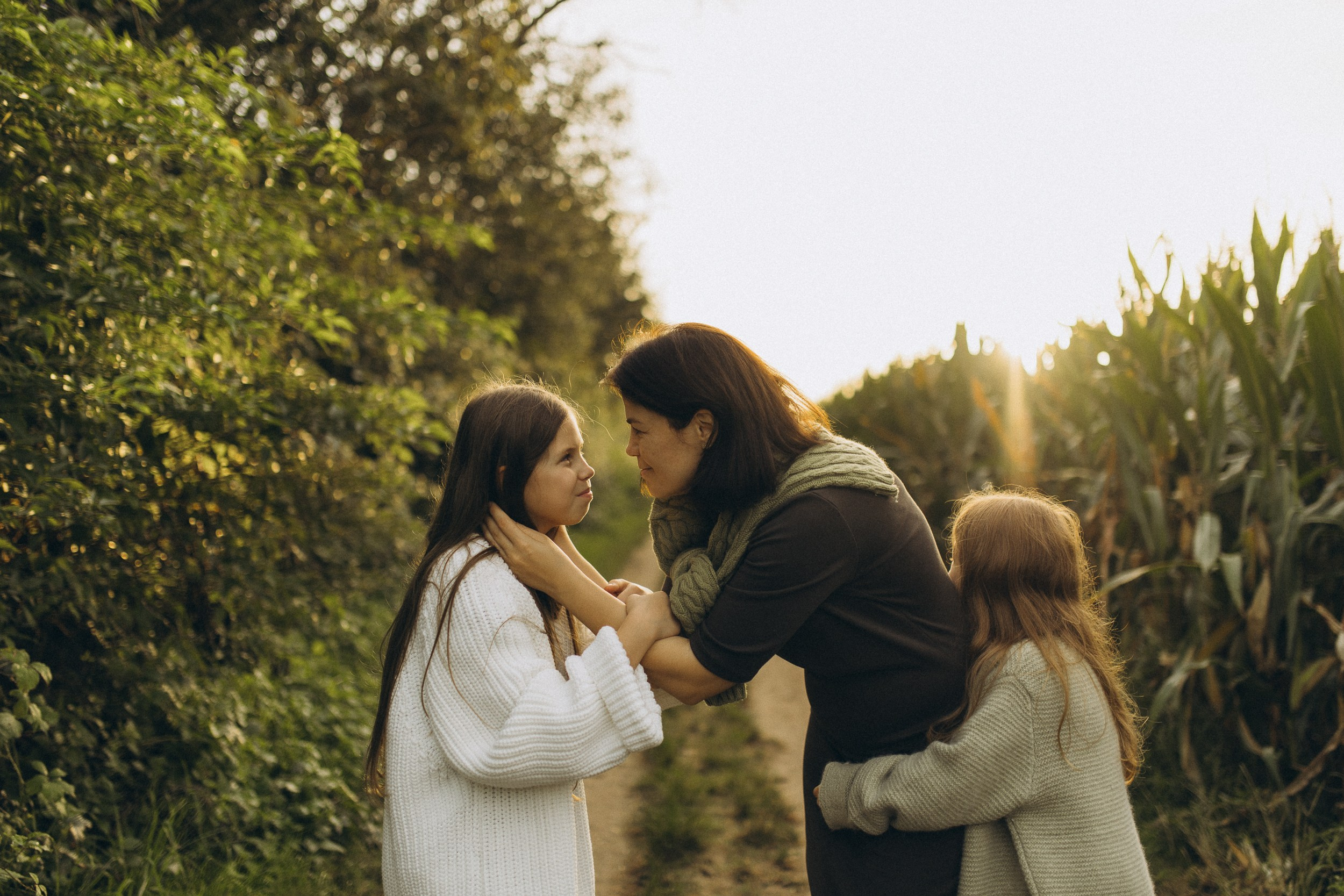 Mama und ihre zwei bezaubernden Töchter in einer familiären Fotosession. Familien & Hochzeitfotografin Nadja Holzmann