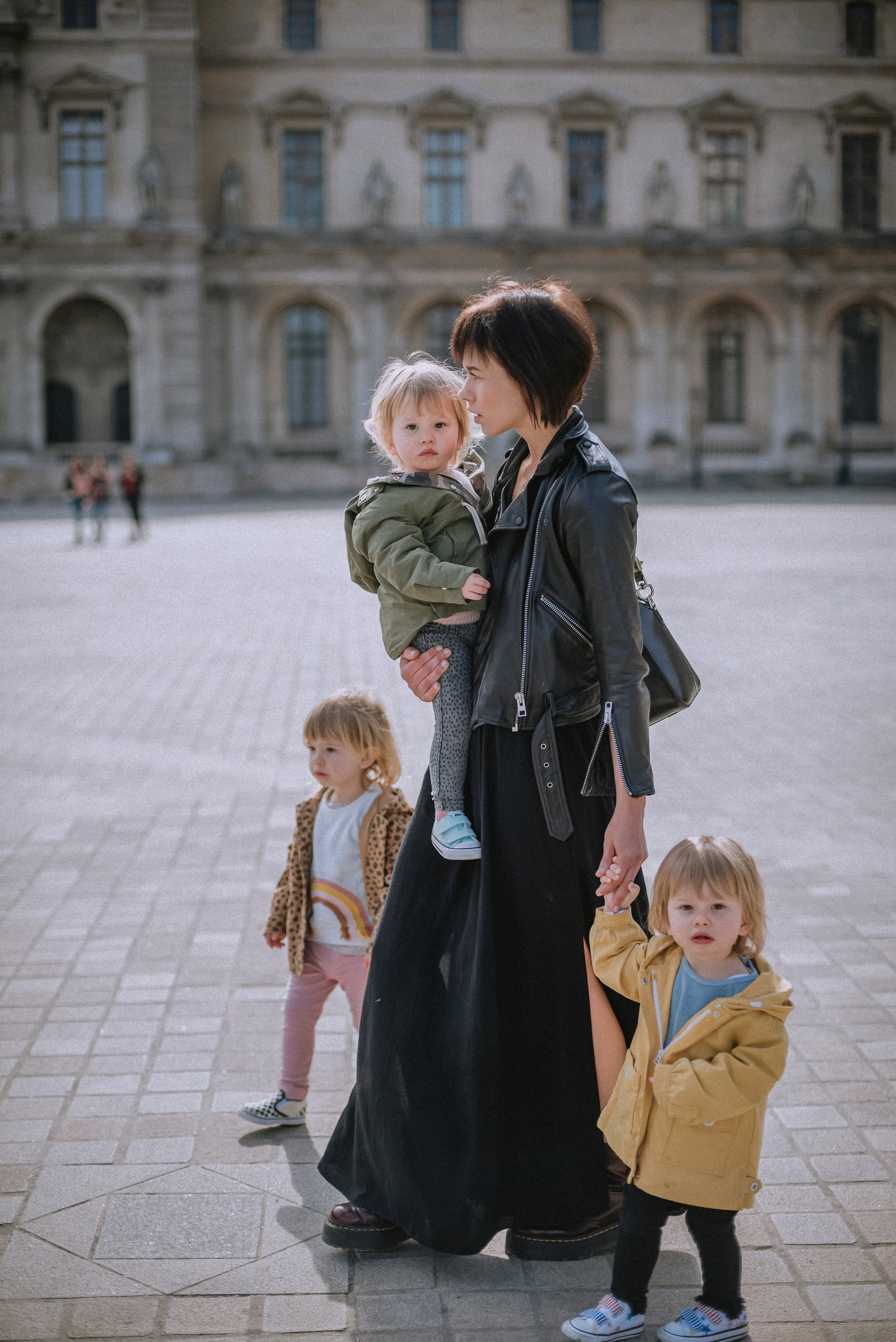 Lifestyle family walk in Tuileries Gardens. Ksenia Marchand/ Lifestyle photographer in Paris