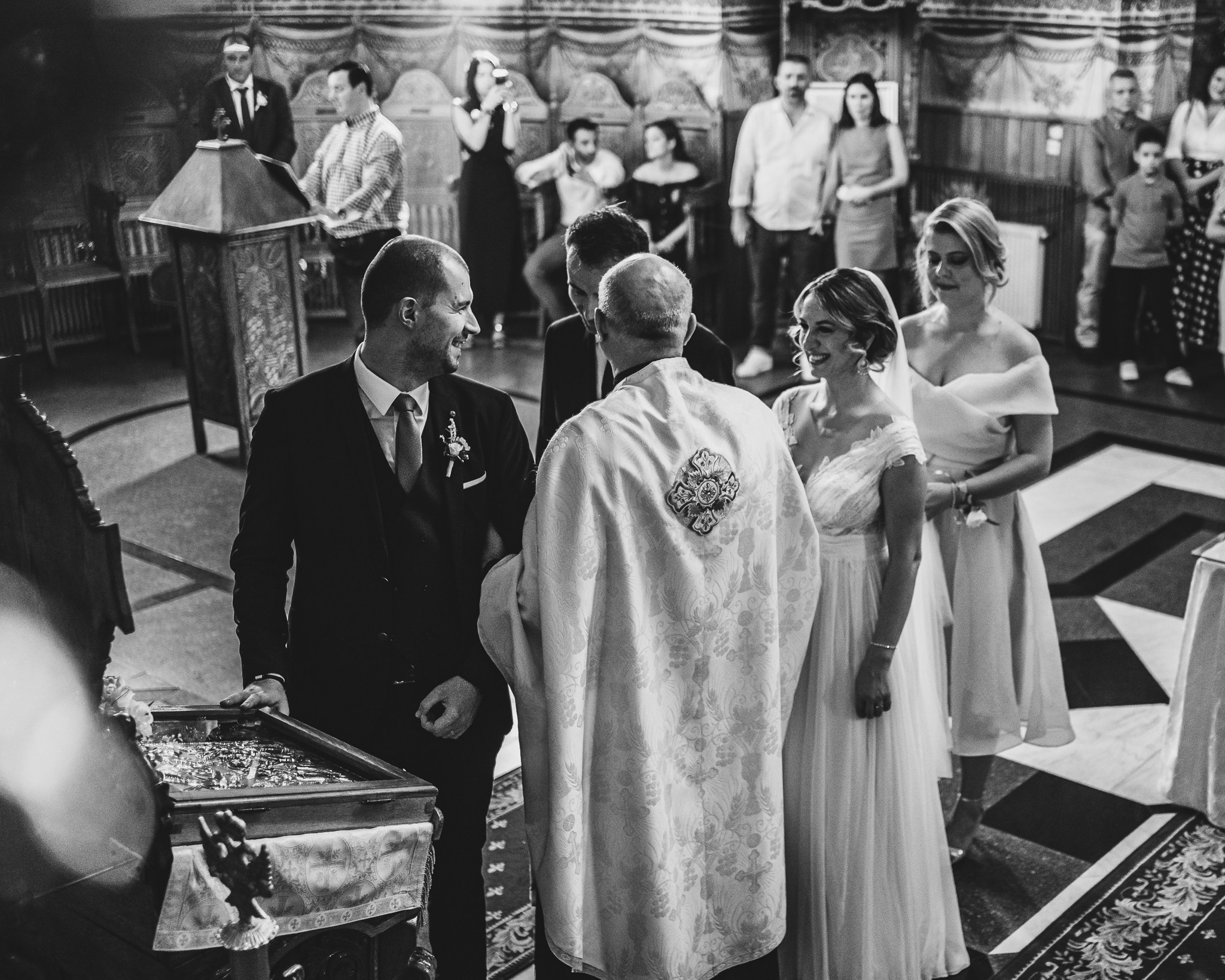 Moment emoționant între miri în ziua nunții, surprins într-un cadru natural și romantic, la Conacul din Livada. Fotografie de nuntă profesională, editată artistic pentru a evidenția emoția și eleganța evenimentului.