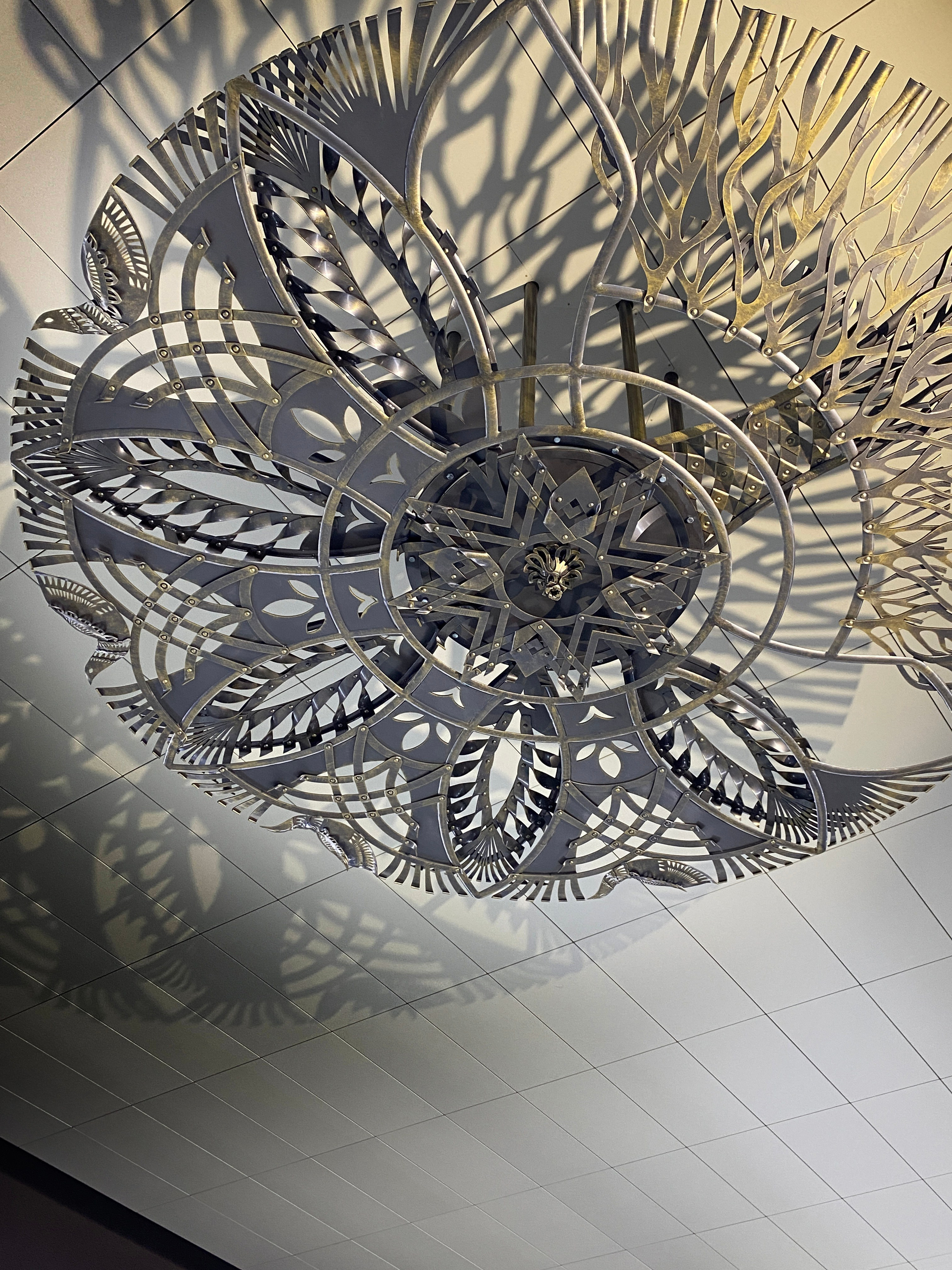 Минское Метро. Станция «Ковальская слобода». 2019-2020 «КАВАЛЬСКIЯ ВЫЦIНАНКI» кованые подвесные светотеневые композиции, декоративные элементы. Сталь, художественная ковка, лазерная резка, сварка. Художники Мария Тарлецкая, Павел Войницкий, Архитекторы Владимир Телепнёв, Ольга Телепнёва, Анна Кузмич. По мотивам произведений Елизаветы Червонцевой и Молодечненской школы вытинанки. Перонн. Перонный зал.