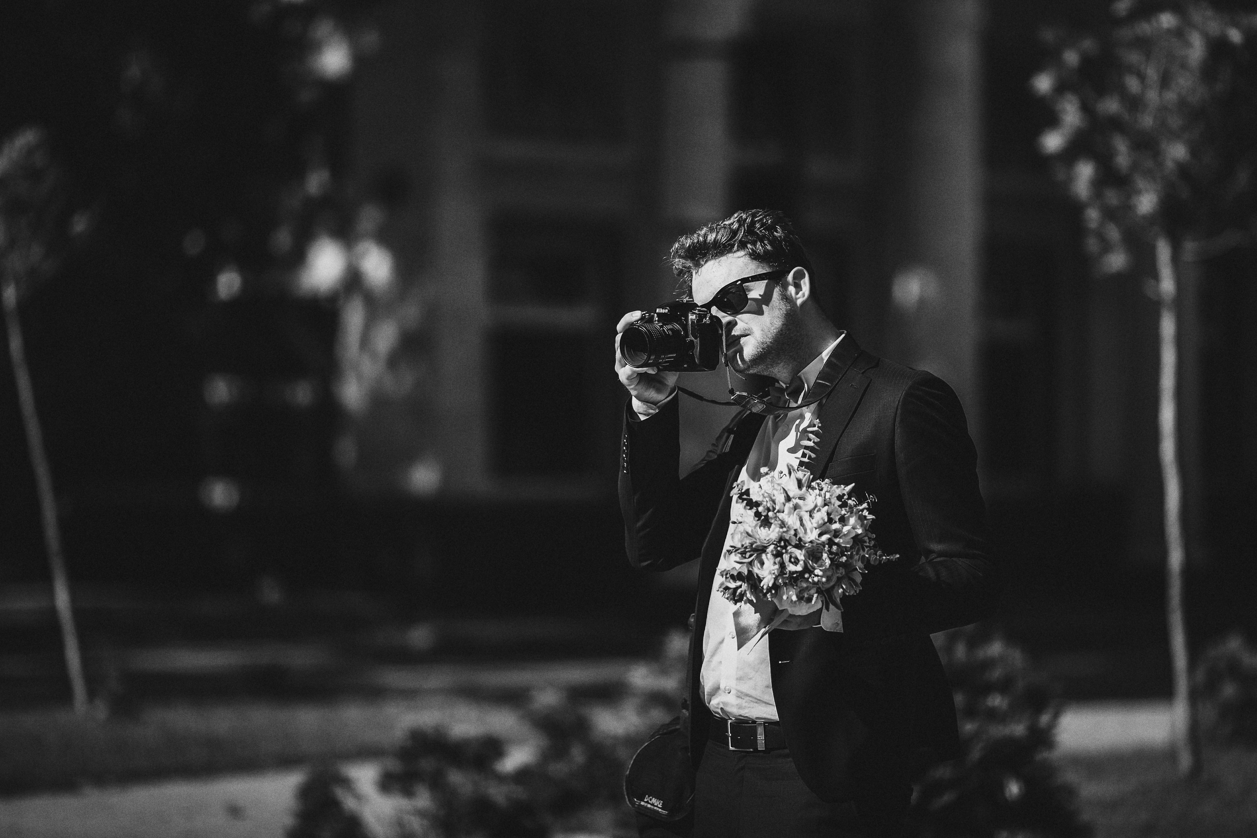 Фотограф в Ирландии чёрно-белая самые красивые фотки свадьба друг жених букет держит день прогулка