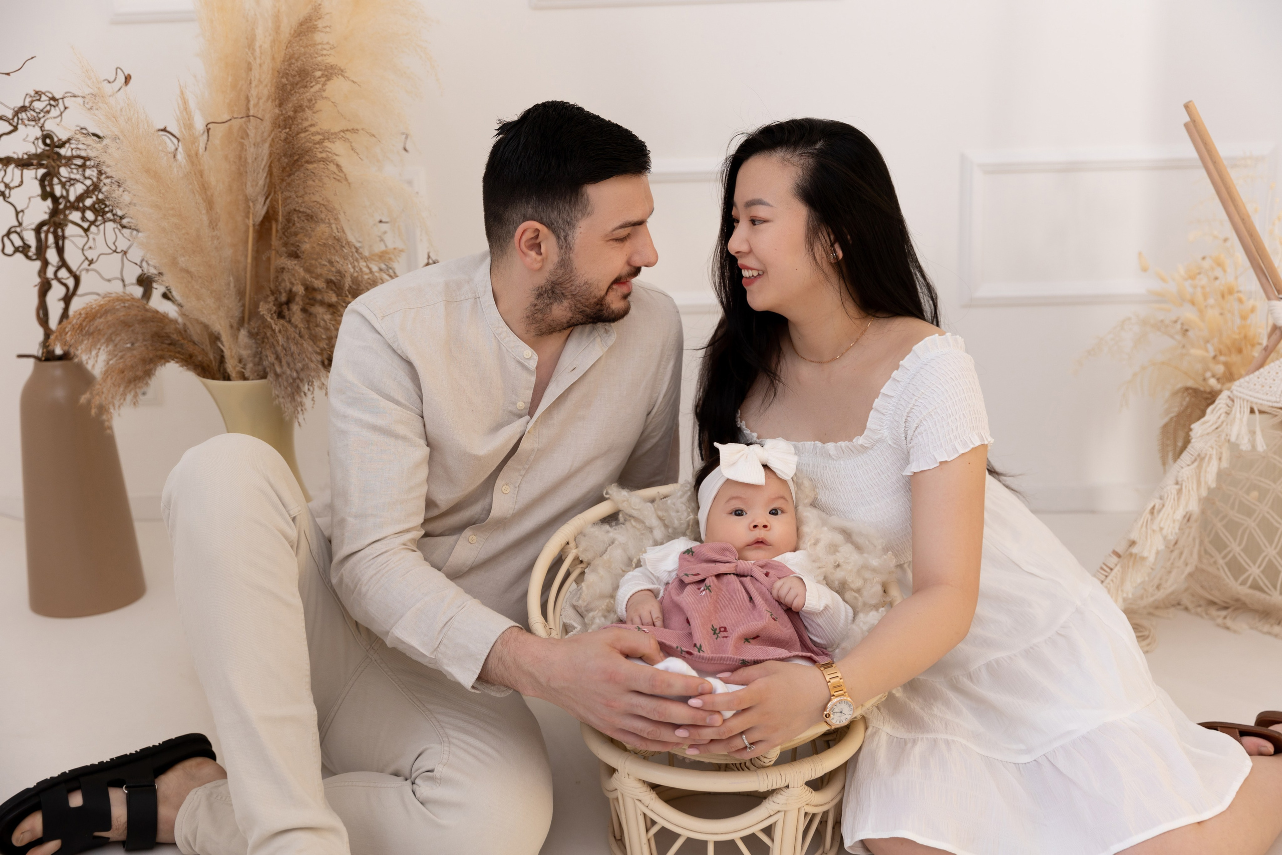 Neugeborenen- und Babyfotografie – lachendes Baby mit Spielzeug, authentische Erinnerungen im Fotostudio in Letmathe