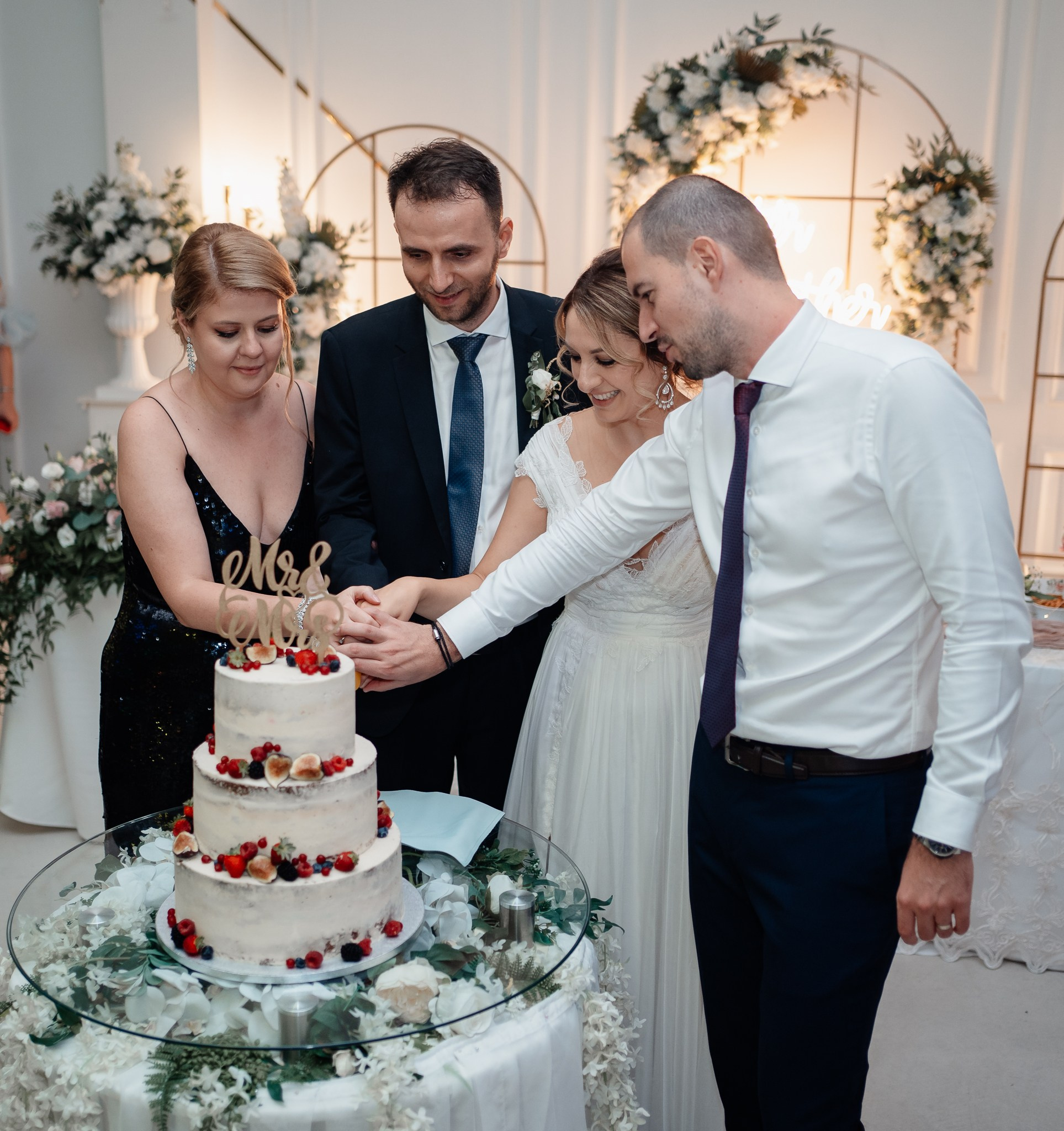 Moment emoționant între miri în ziua nunții, surprins într-un cadru natural și romantic, la Conacul din Livada. Fotografie de nuntă profesională, editată artistic pentru a evidenția emoția și eleganța evenimentului.