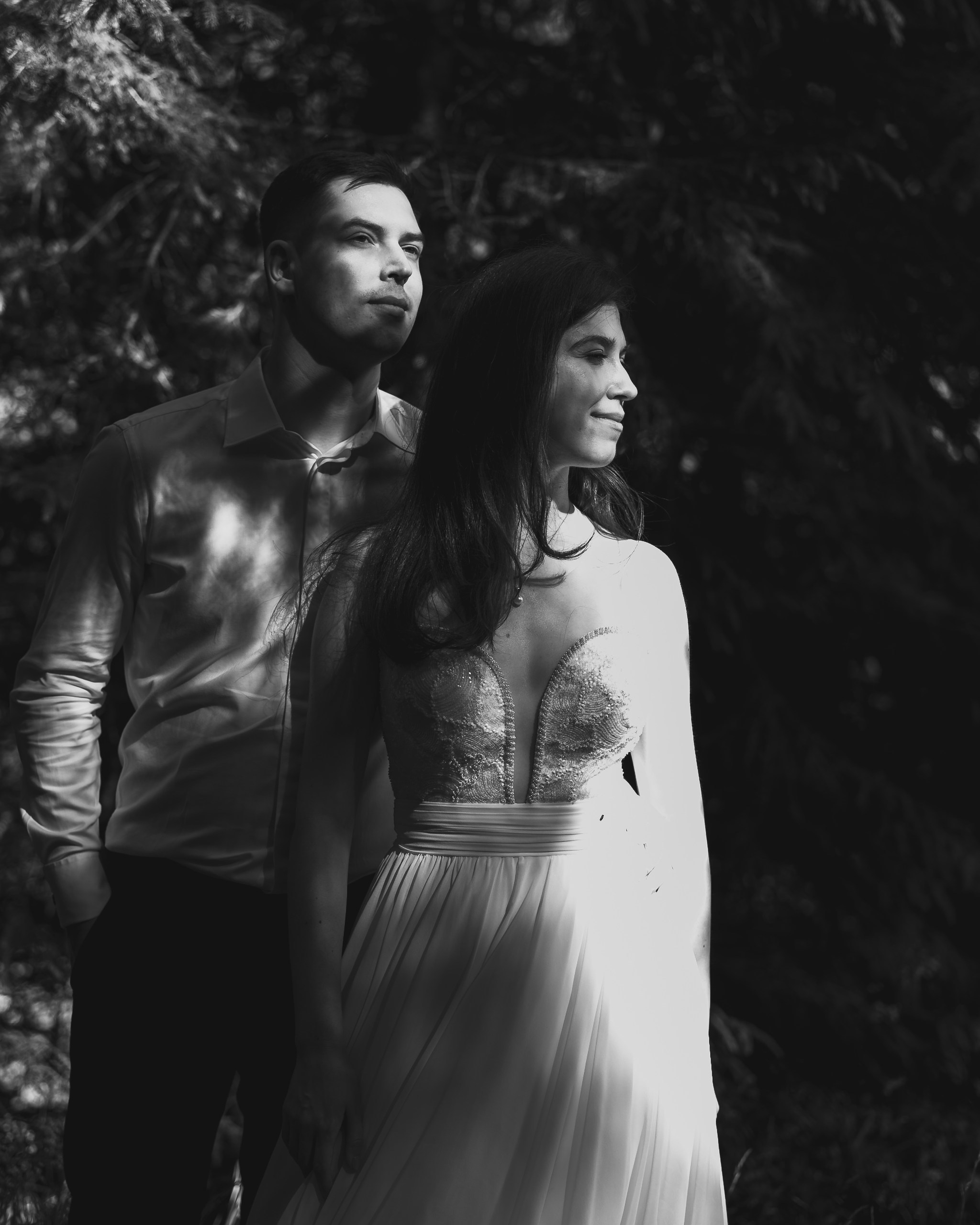 Moment emoționant între miri în ziua nunții, surprins într-un cadru natural și romantic, la Lacul Bolboci. Fotografie de nuntă profesională, editată artistic pentru a evidenția emoția și eleganța evenimentului.