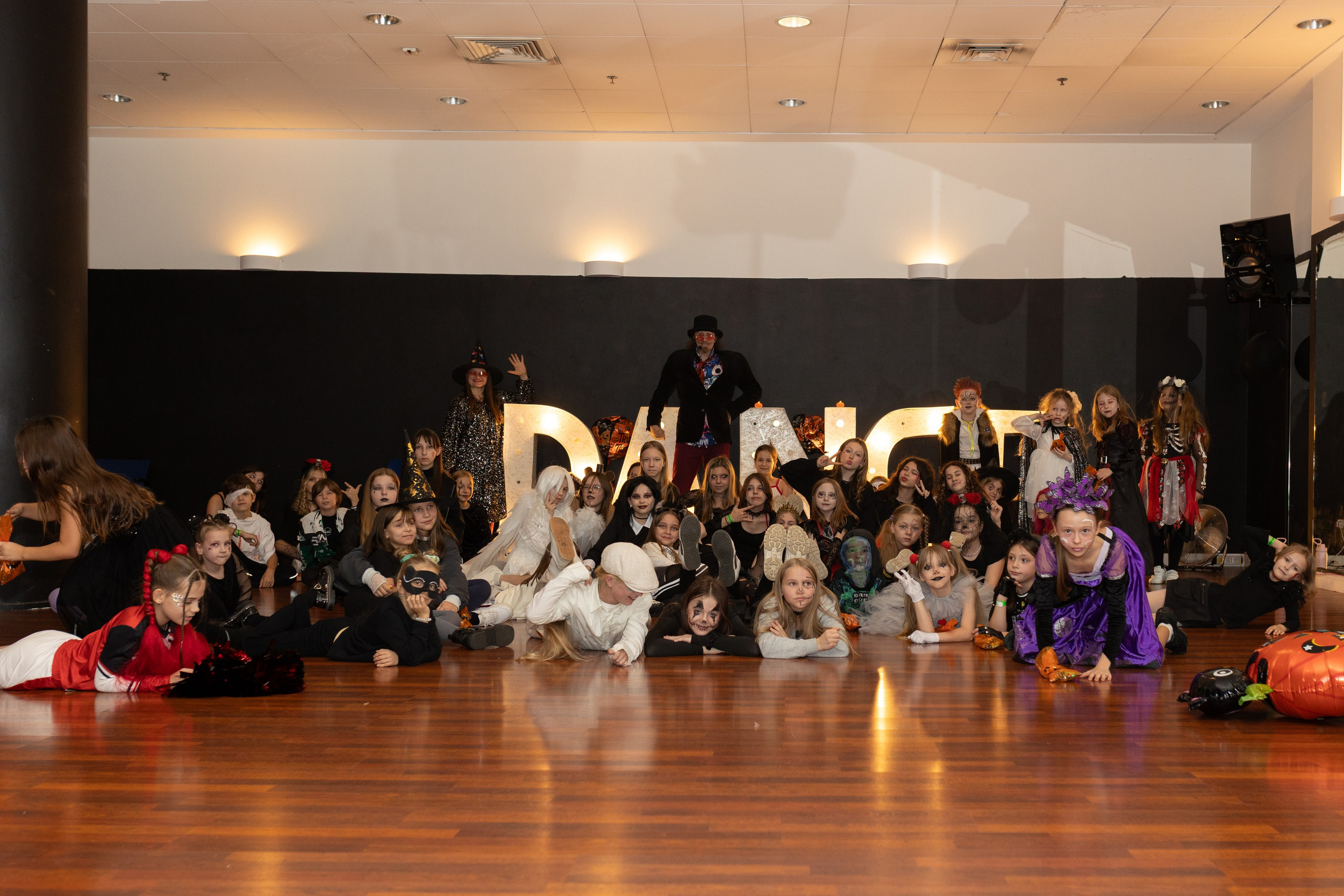 Leo dance studio Helloween 2025. Семейный и детский фотограф в Варшаве Мила Бобровская