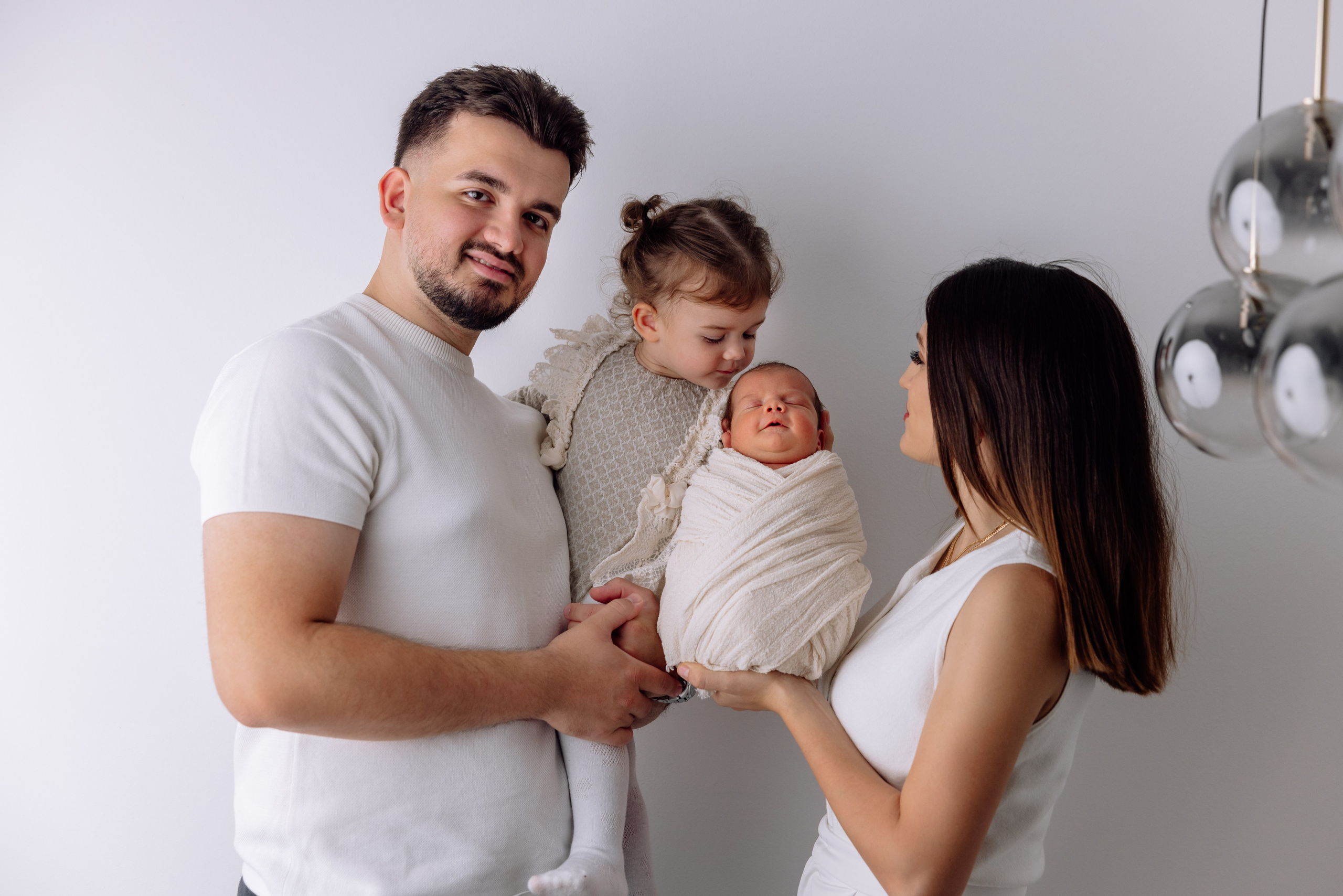 Familienshooting München – Eltern und Kinder genießen einen intimen, zärtlichen Moment.