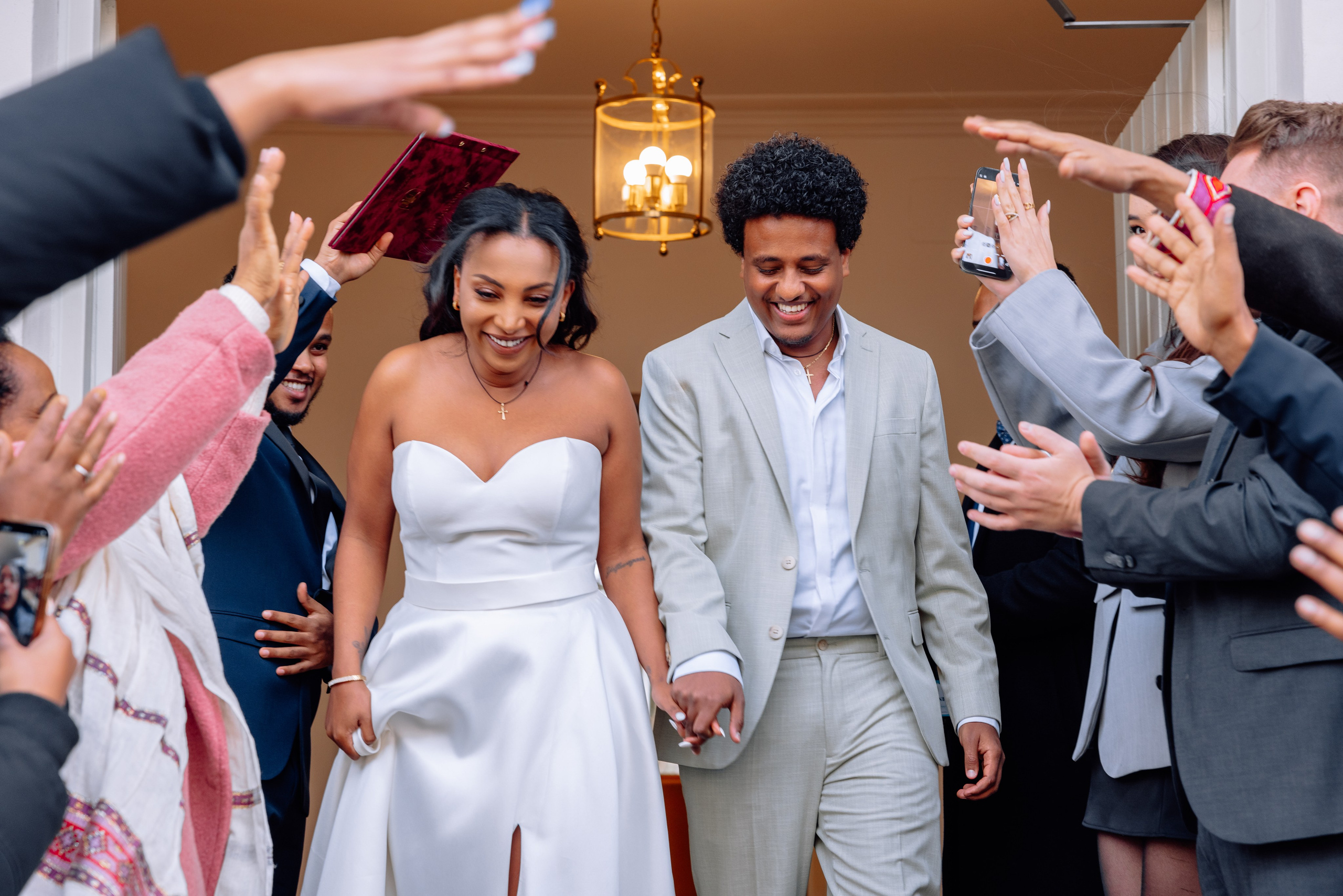 Brautpaar verlässt Standesamt Schwabing – alle Gäste klatschen und jubeln