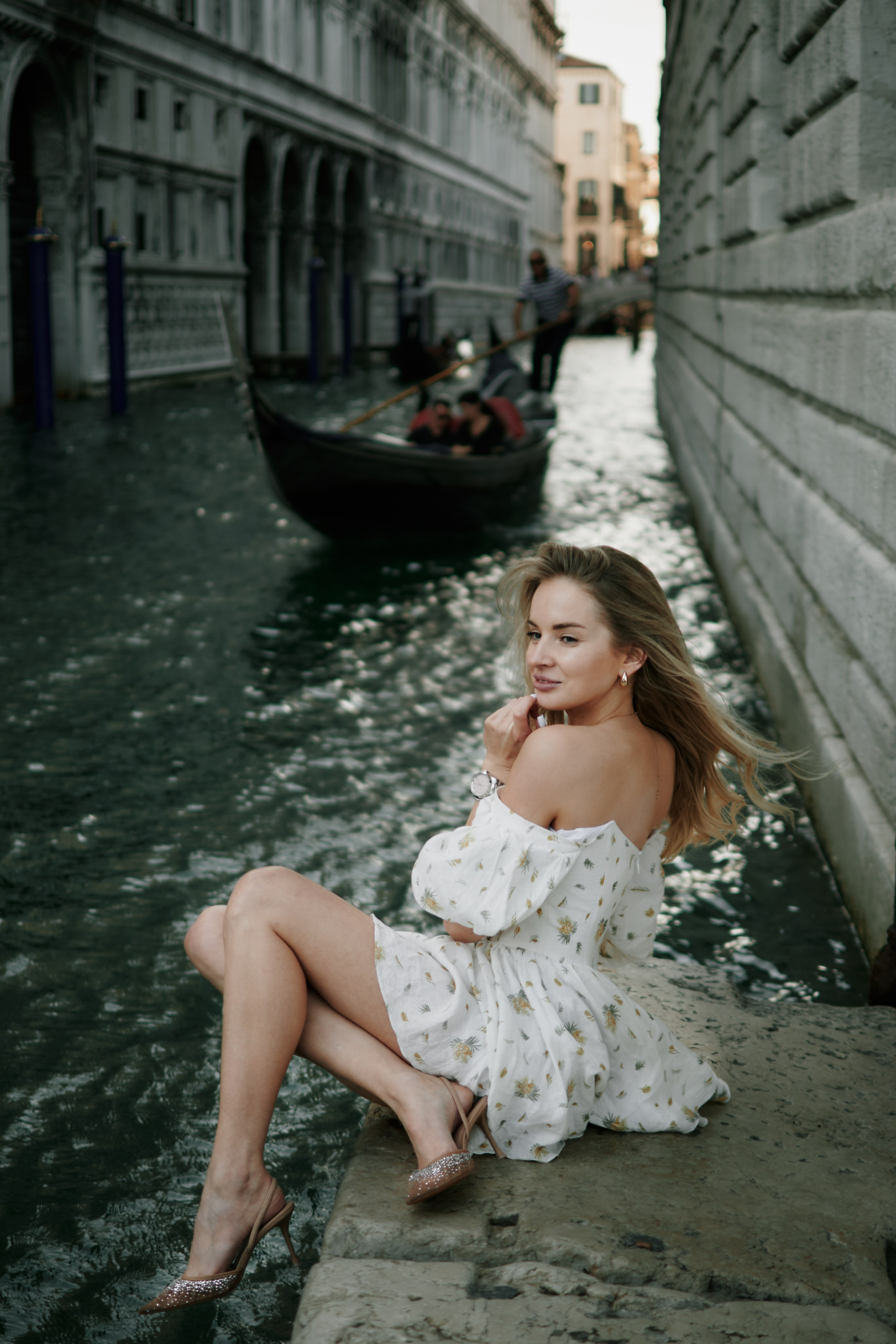 Surprise Engagement Photoshoot in Venice on a Boat. Photographer in Venice, Italy. Yana Zotova