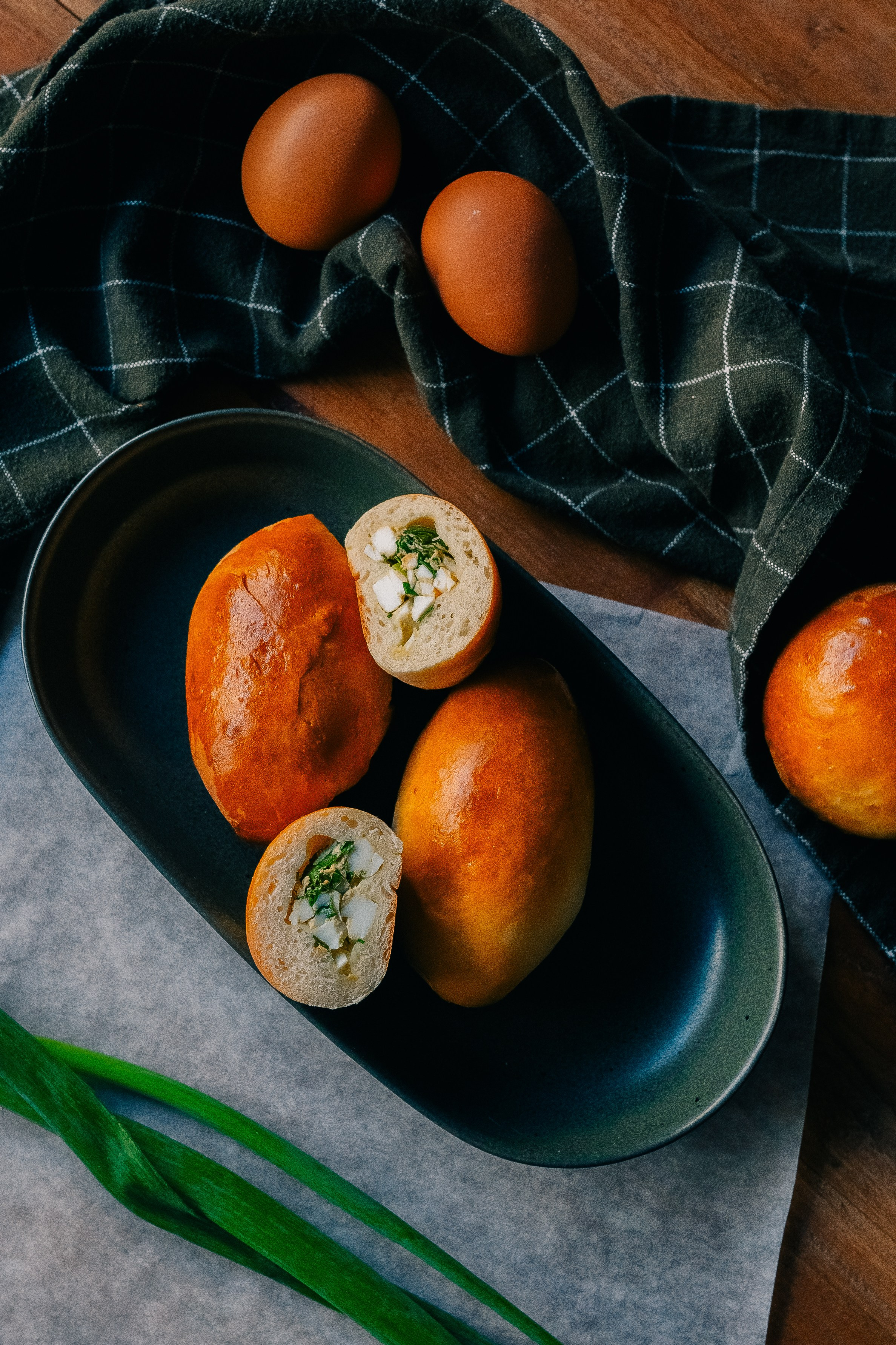 Pirozki caseiro com ovo e cebolinho. Maria Sher. Fotógrafa profissional do Porto, Portugal